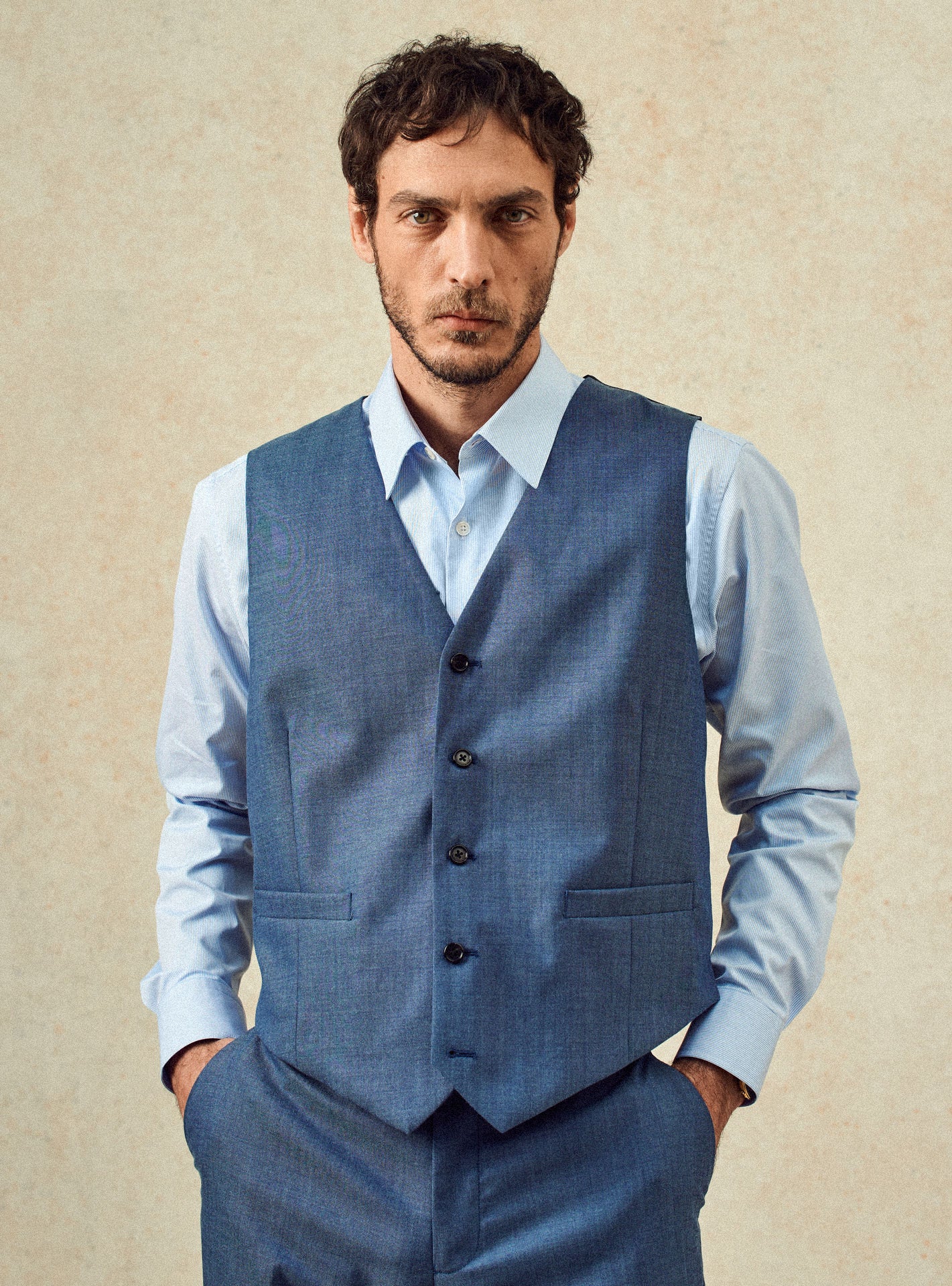 Gilet de costume Gekko Blue Melanged – Gilet 100% laine vierge d'origine italienne bleu avec fermeture boutonnée et poches simples- plan taille