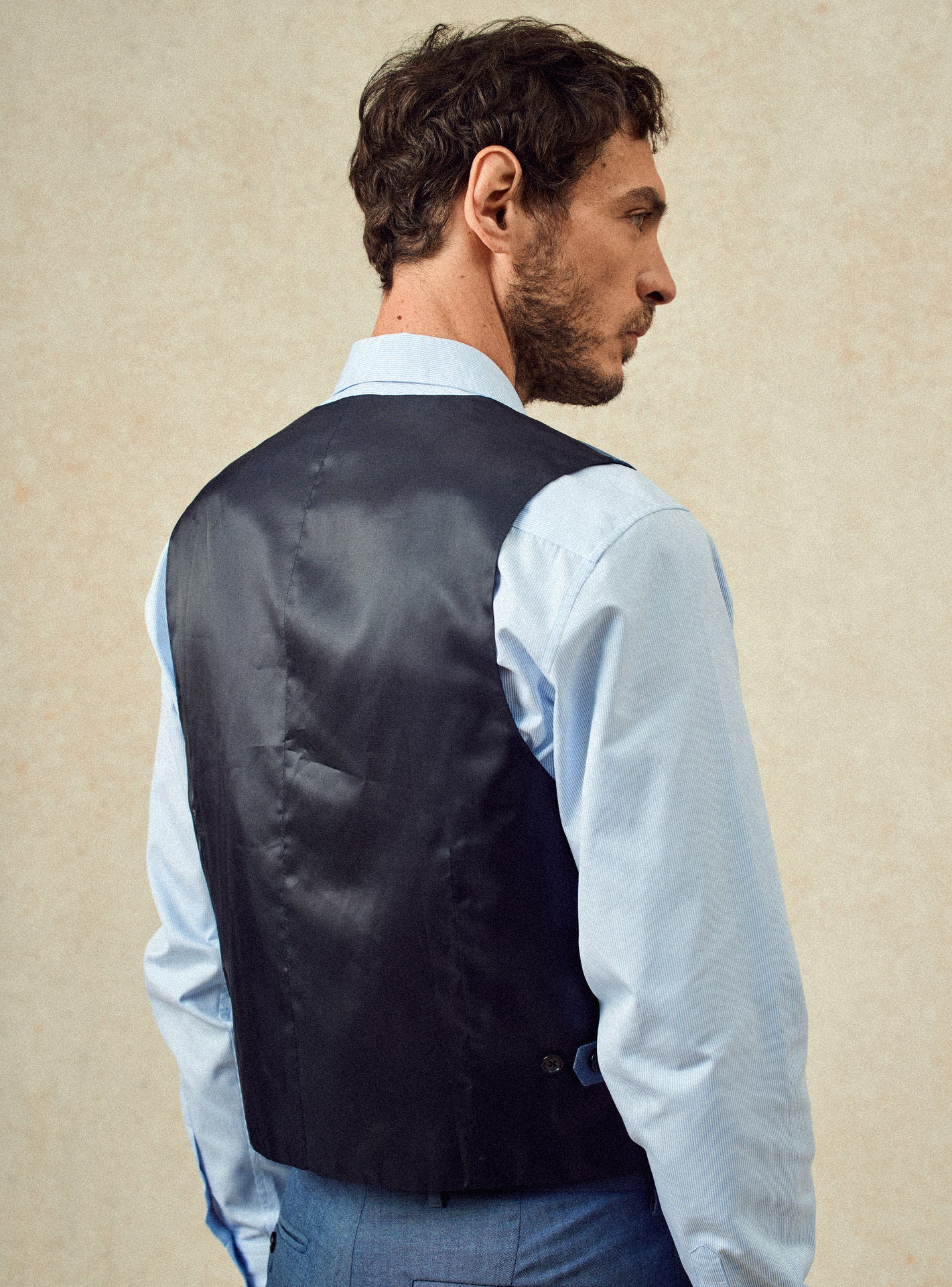 Gilet de costume Gekko Blue Melanged – Gilet 100% laine vierge d'origine italienne bleu avec fermeture boutonnée et poches simples- plan taille 
