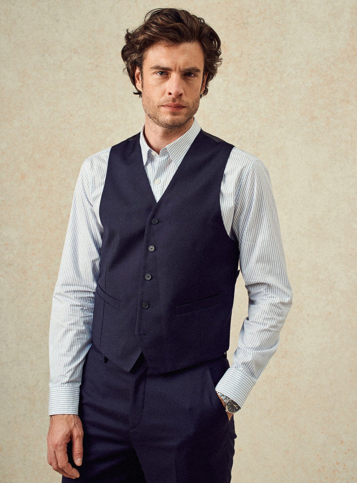 Gilet de costume Jon Navy – Gilet de costume 100% laine bleu marine avec coupe boutonnage devant et poches simple – plan taille