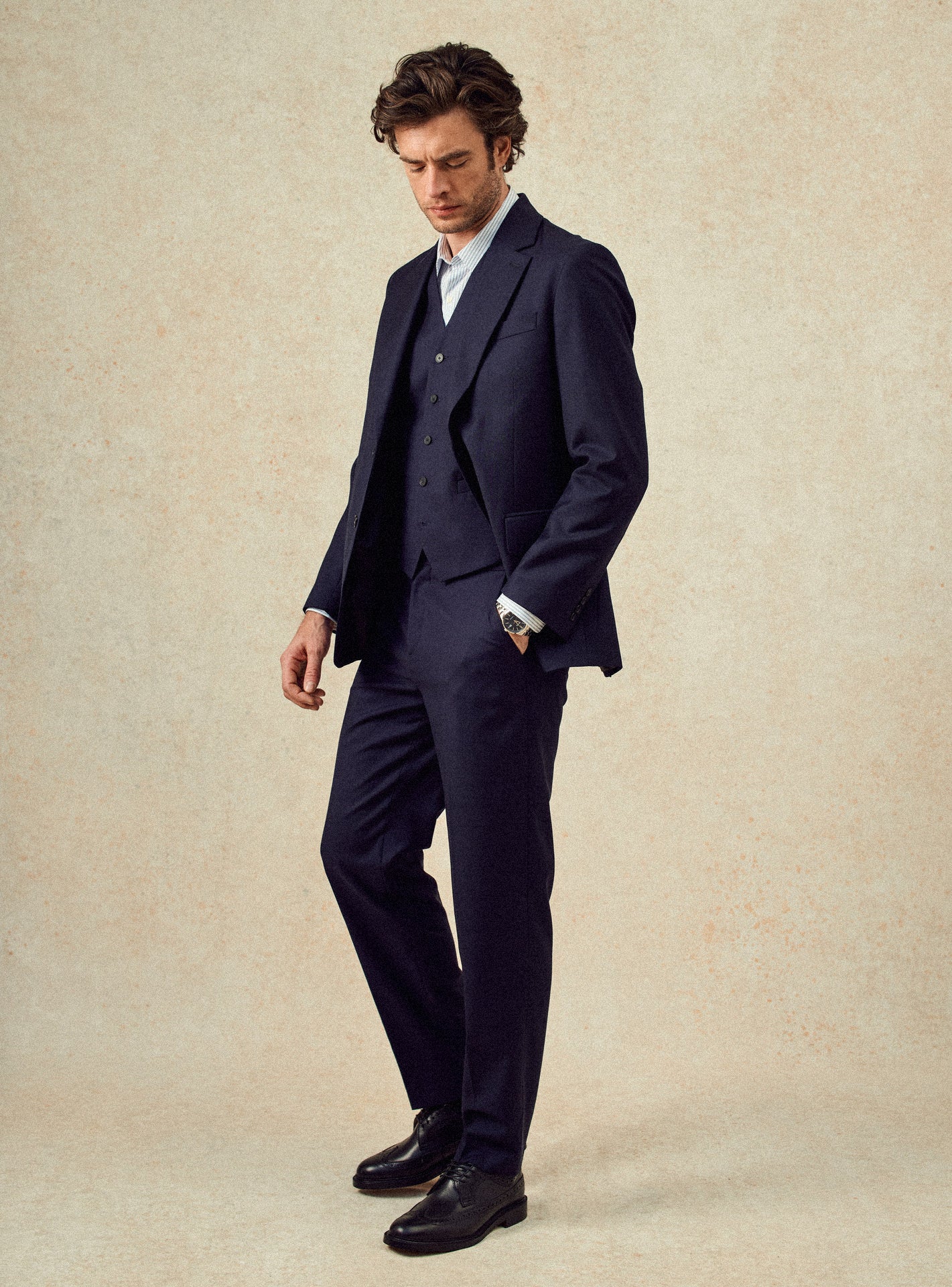 Gilet de costume Jon Navy – Gilet de costume 100% laine bleu marine avec coupe boutonnage devant et poches simple – plan pied