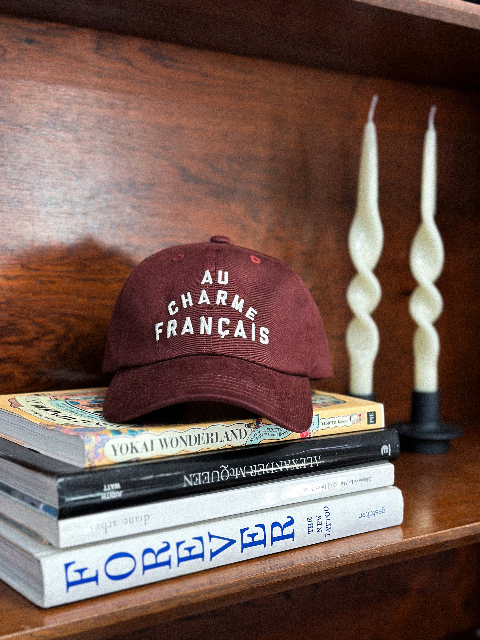 Porte casquette ou chapeau en bois et cuir. Fabrication Française.