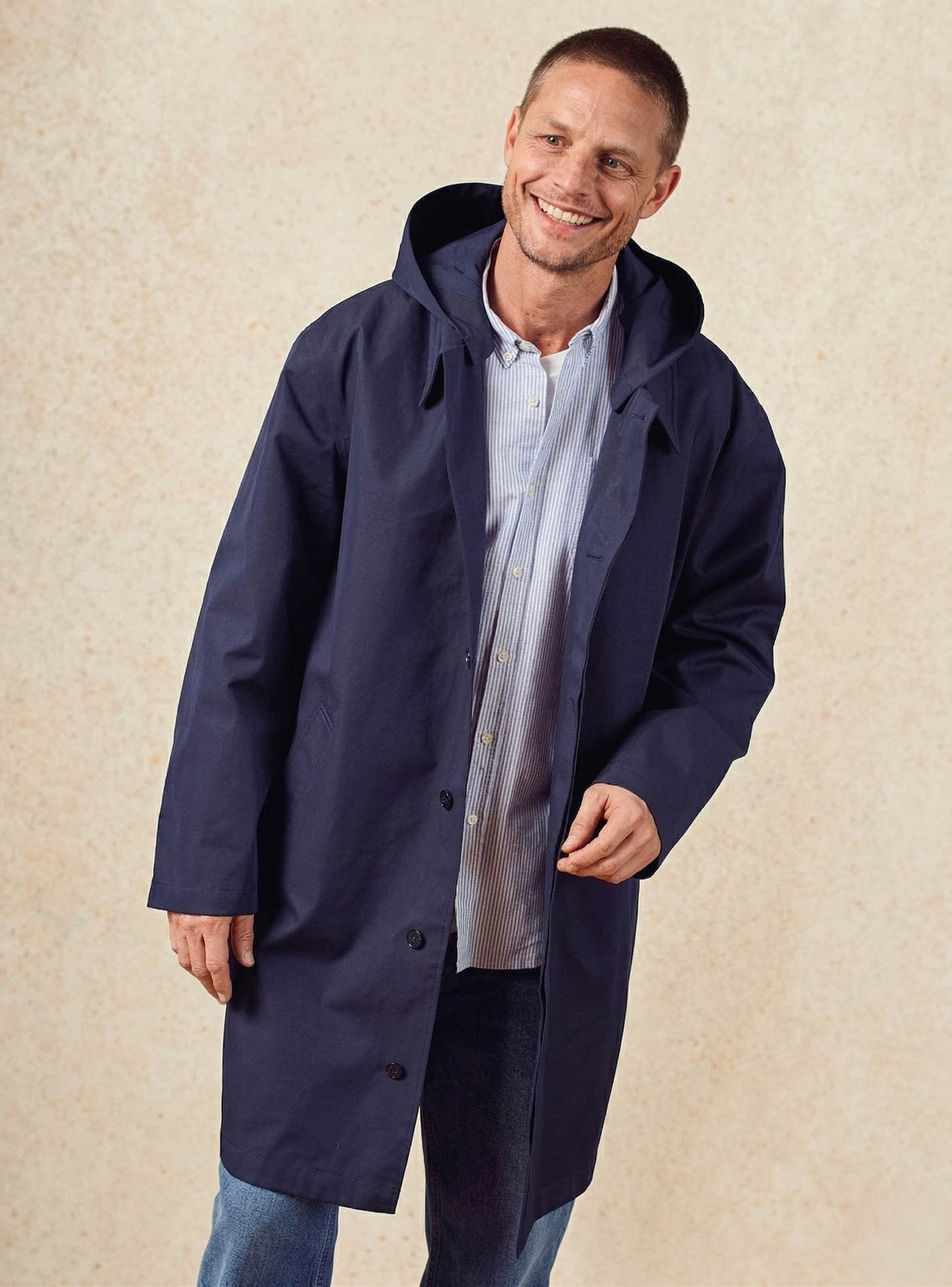 Imperméable Hadrien Navy – Imperméable 72% coton 27% nylon bleu marine trench coat avec capuche et col chemise - plan taille