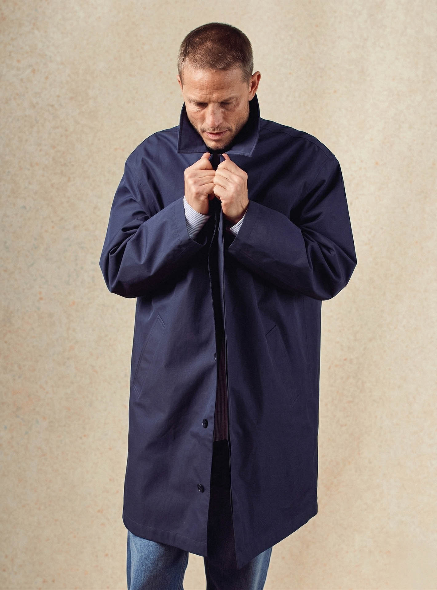 Imperméable Hadrien Navy – Imperméable 72% coton 27% nylon bleu marine trench coat avec capuche et col chemise - plan taille 