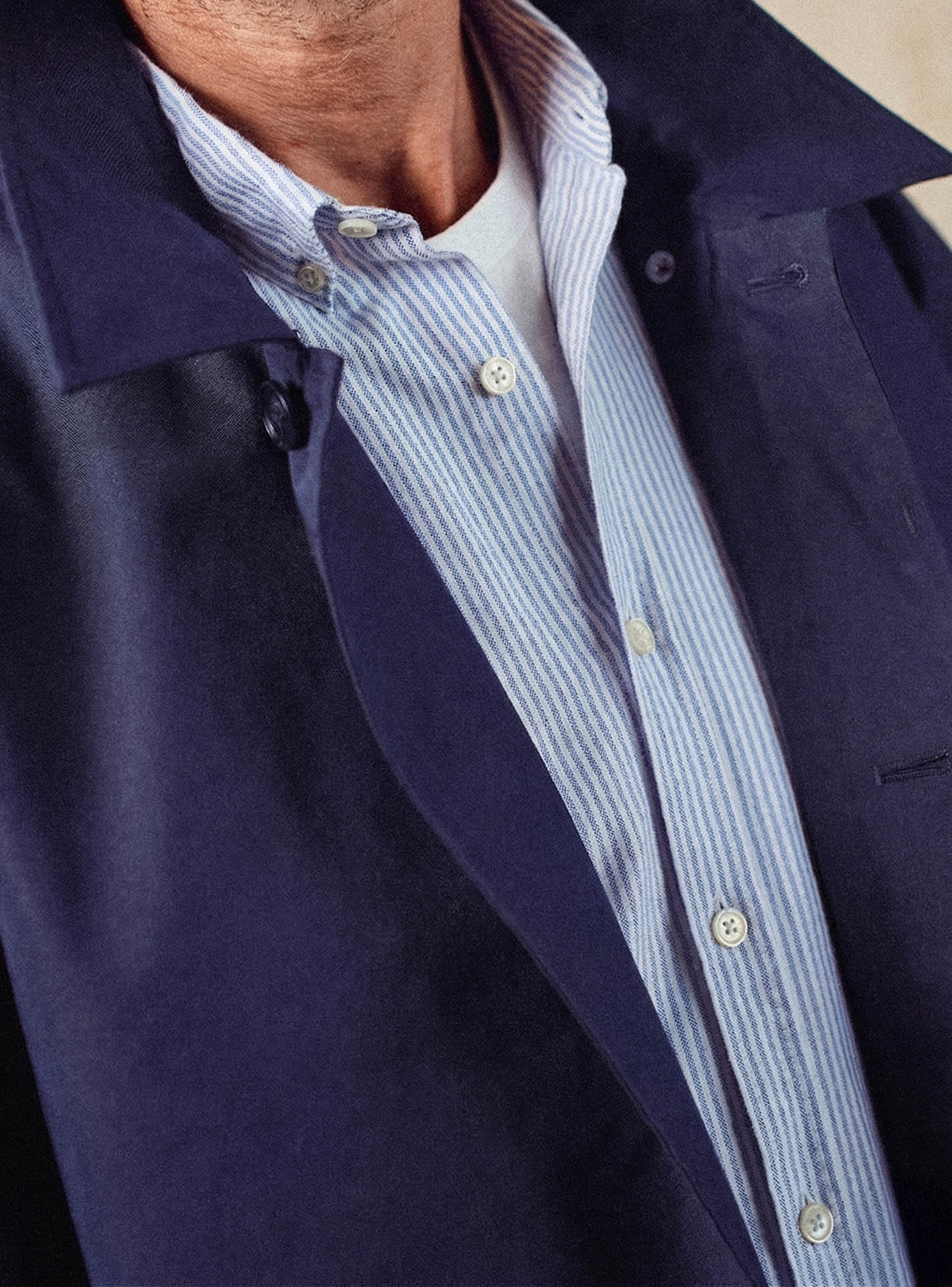Imperméable Hadrien Navy – Imperméable 72% coton 27% nylon bleu marine trench coat avec capuche et col chemise - gros plan 