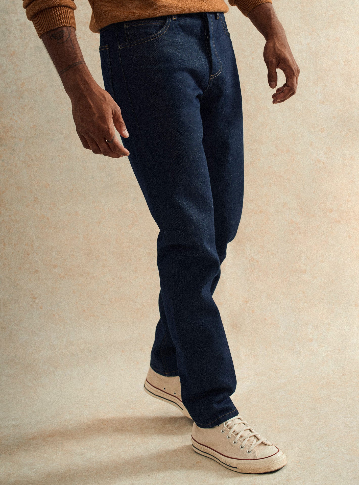 Jean Leo Brut –  Jean 100% coton bleu marine avec coupe ajustée et surpiqûres coloris ocre – plan taille 