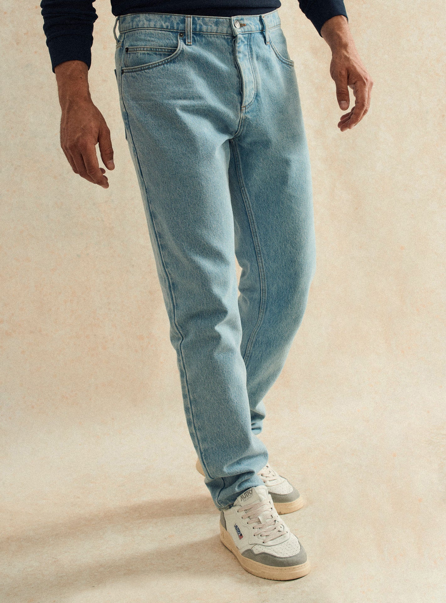 Jean Joe Bleach –  Jean 100% coton bleu clair avec coupe droite et  boutons siglés Balibaris – plan taille