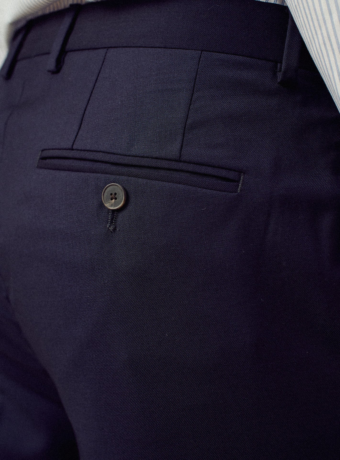 Pantalon de costume Clark Navy – Pantalon de costume 100% laine bleu marine avec pli cassé et ceinture croisée – gros plan 