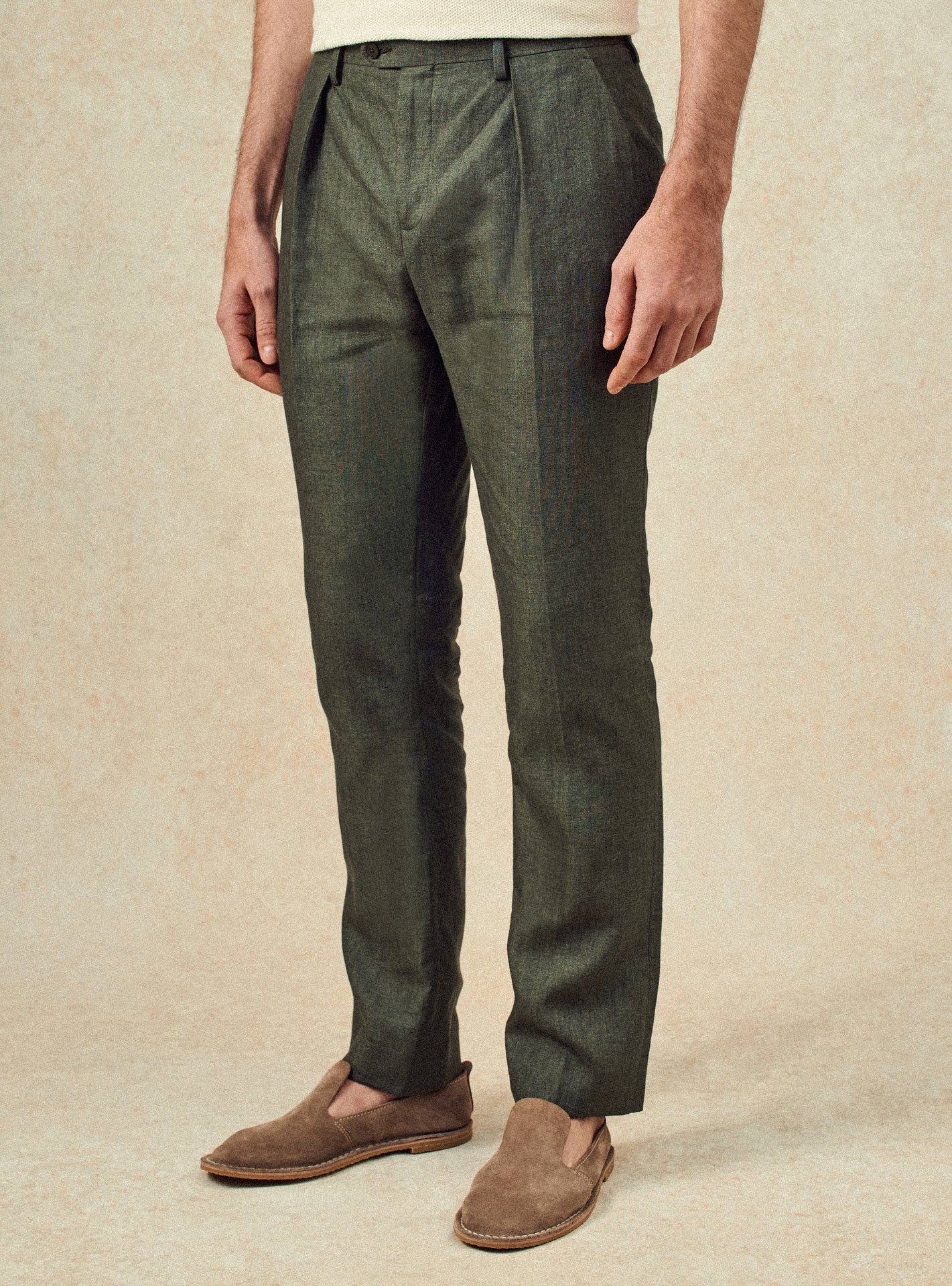 Pantalon de costume Laslo Khaki – Pantalon costume 100% lin vert kaki chiné avec coupe ajustée et pli plat – plan taille 
