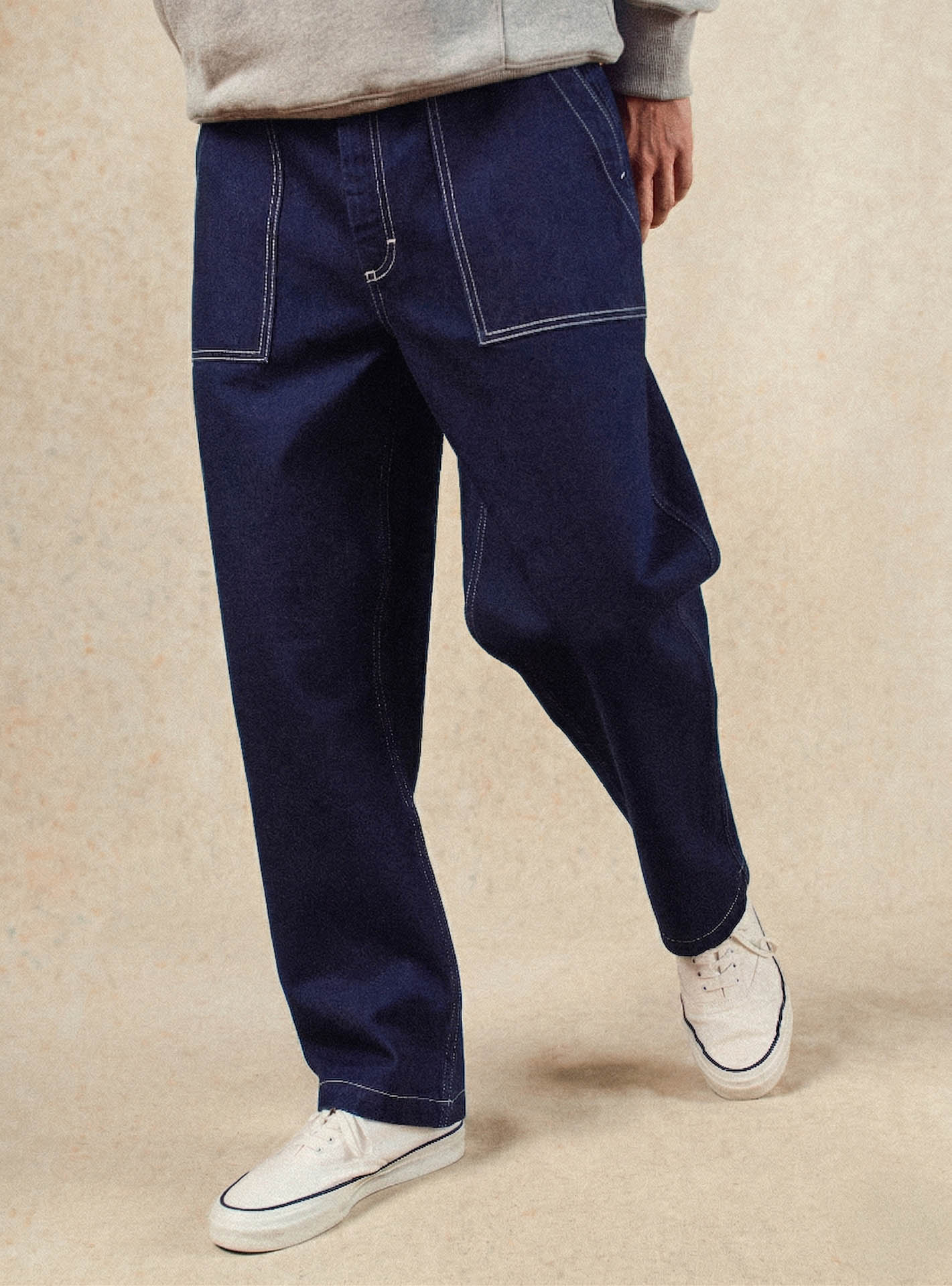 Pantalon Java Brut – Pantalon 100% coton denim bleu foncé avec coupe droite et surpiqûres contrastées – plan taille