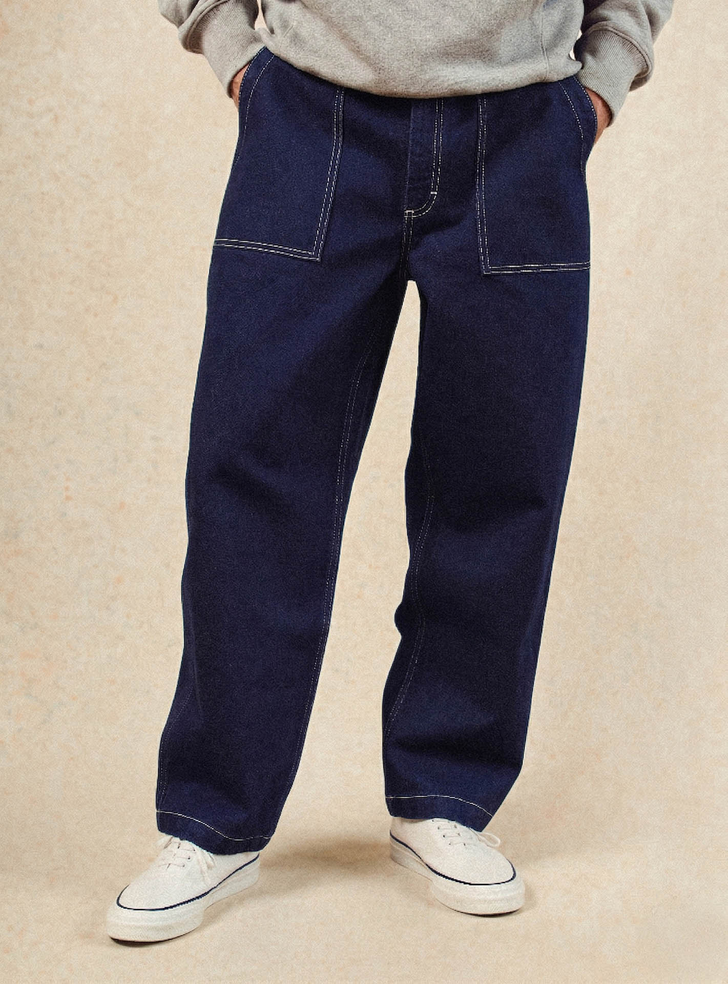 Pantalon Java Brut – Pantalon 100% coton denim bleu foncé avec coupe droite et surpiqûres contrastées – plan taille