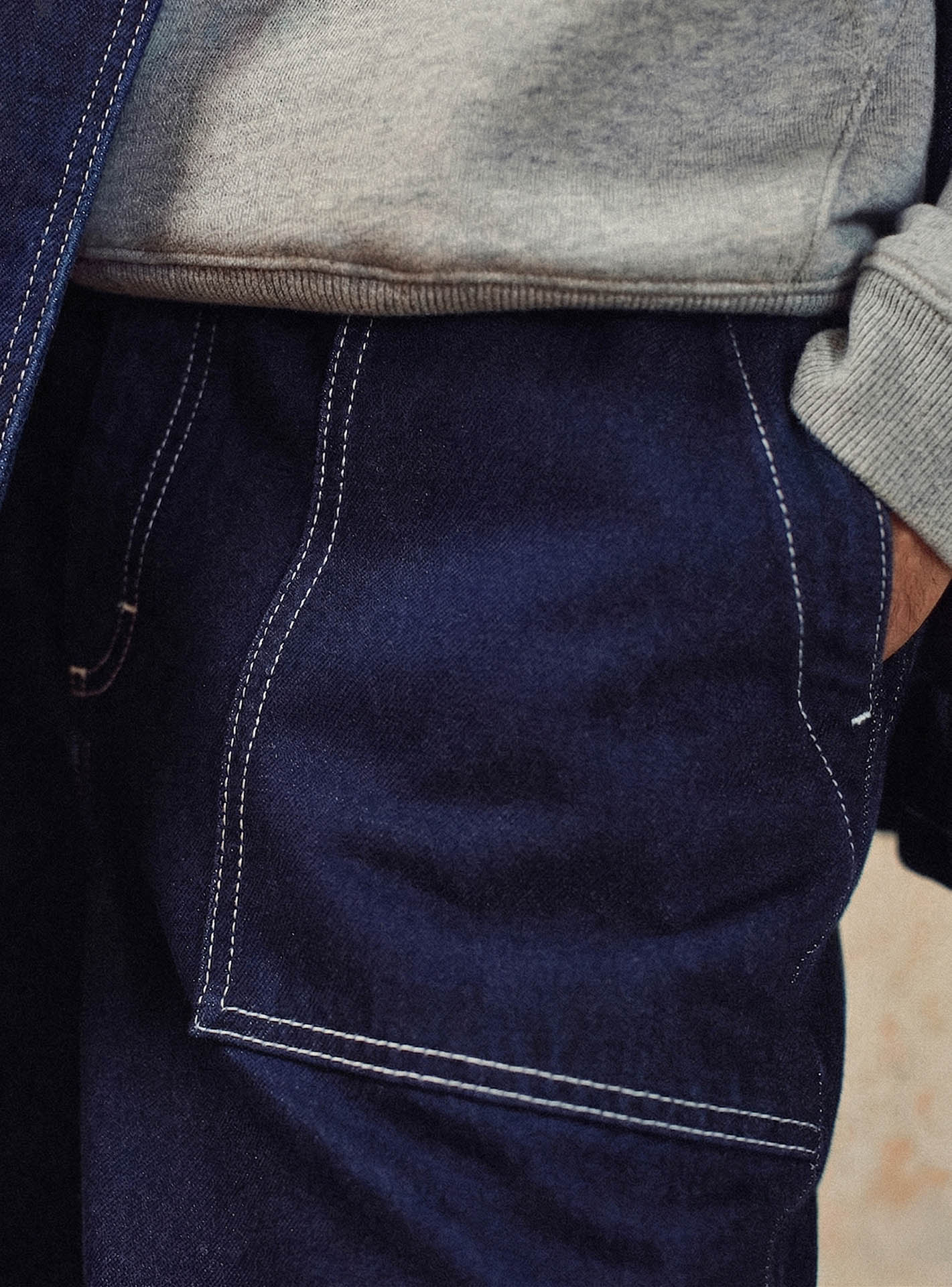 Pantalon Java Brut – Pantalon 100% coton denim bleu foncé avec coupe droite et surpiqûres contrastées –gros plan