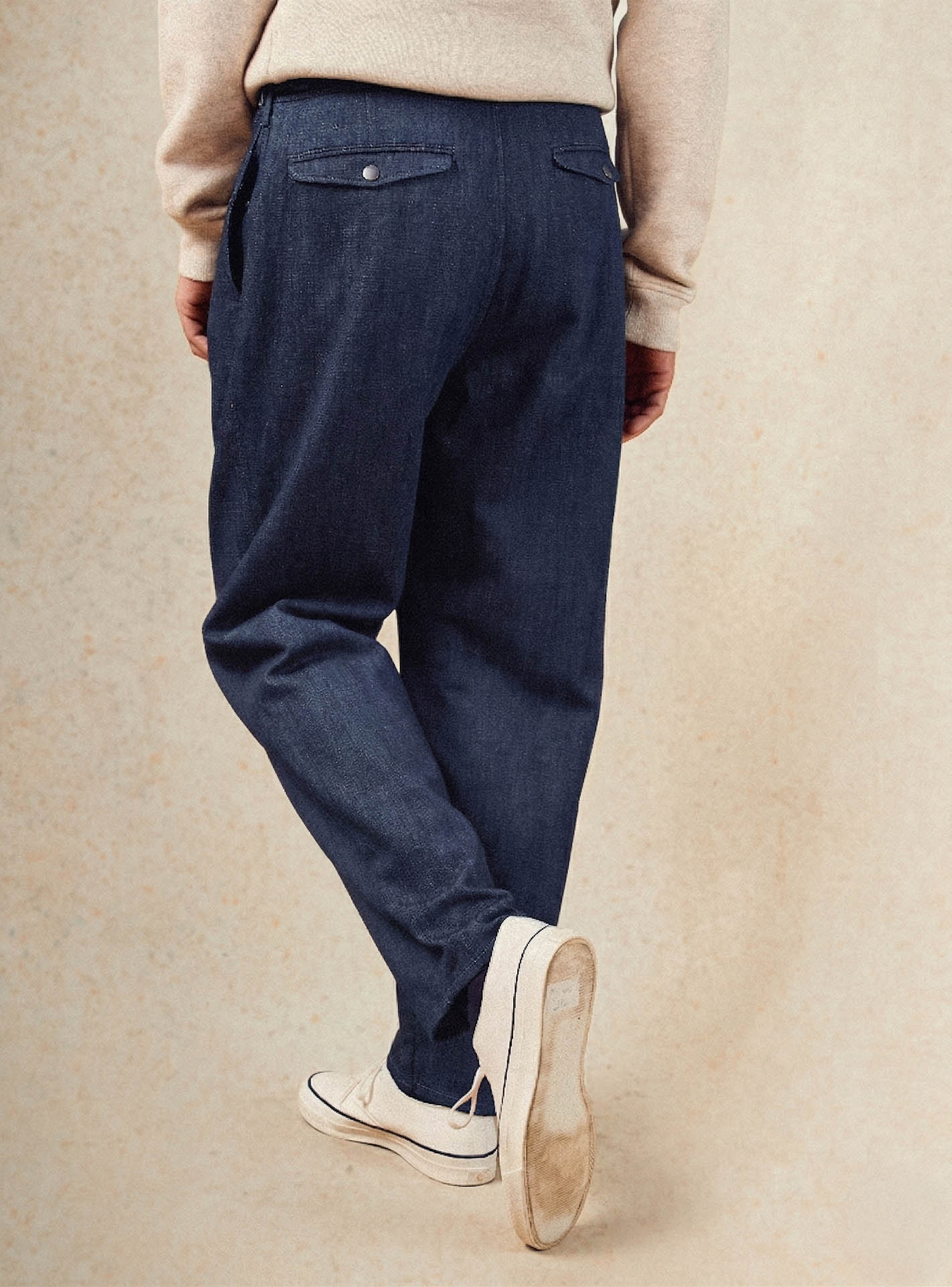 Pantalon Raoul Indigo – Pantalon 60% coton biologique, 22% lin, 18% Lyocell Lenzing bleu indigo avec poches italiennes et coupe droite - plan taille