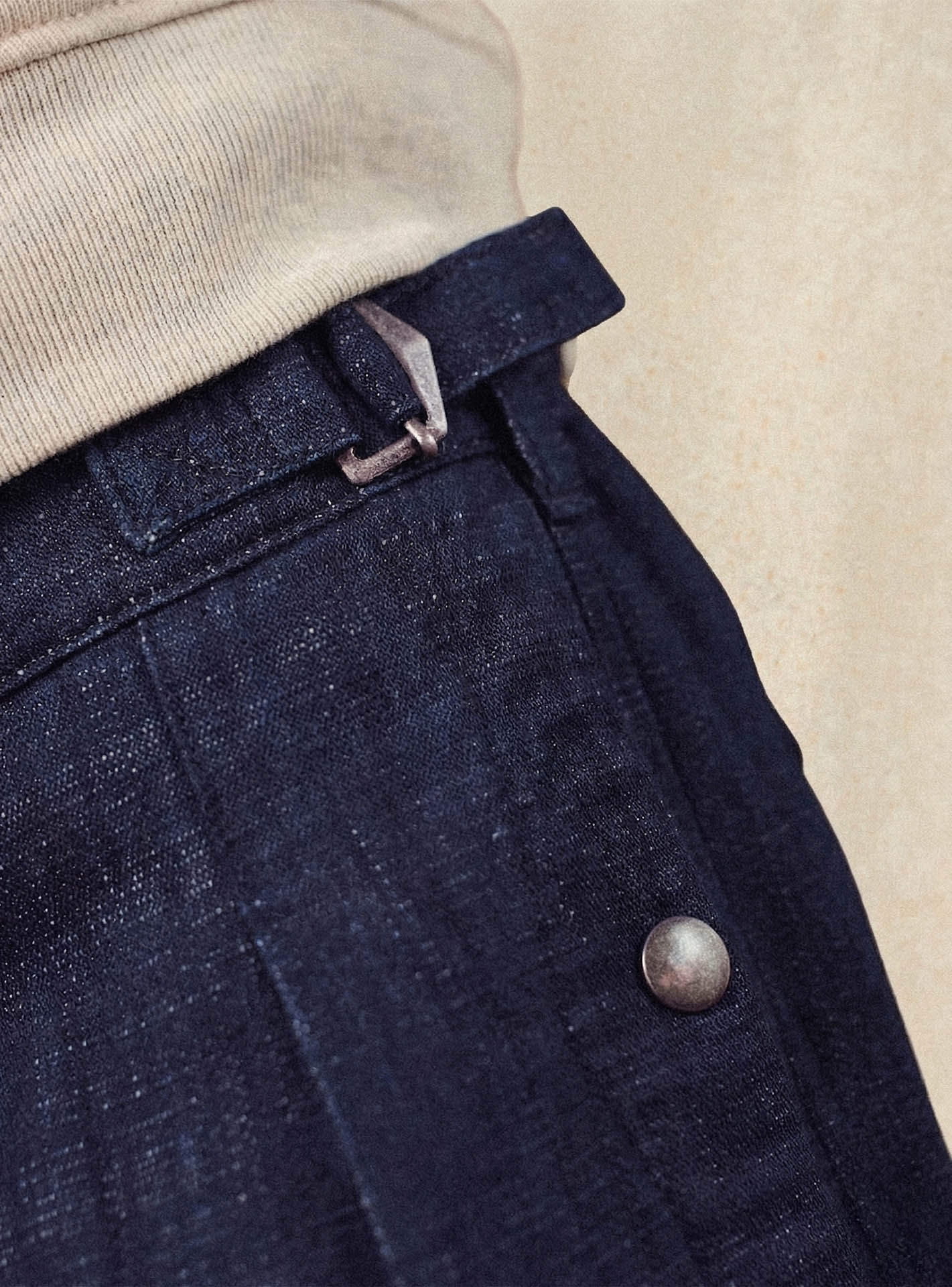 Pantalon Raoul Indigo – Pantalon 60% coton biologique, 22% lin, 18% Lyocell Lenzing bleu indigo avec poches italiennes et coupe droite - gros plan