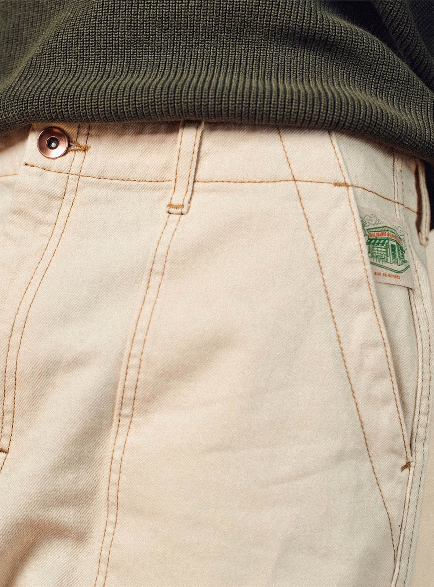 Pantalon Java Ecru – Pantalon 100% coton denim écru avec coupe droite et surpiqûres contrastées – gros plan