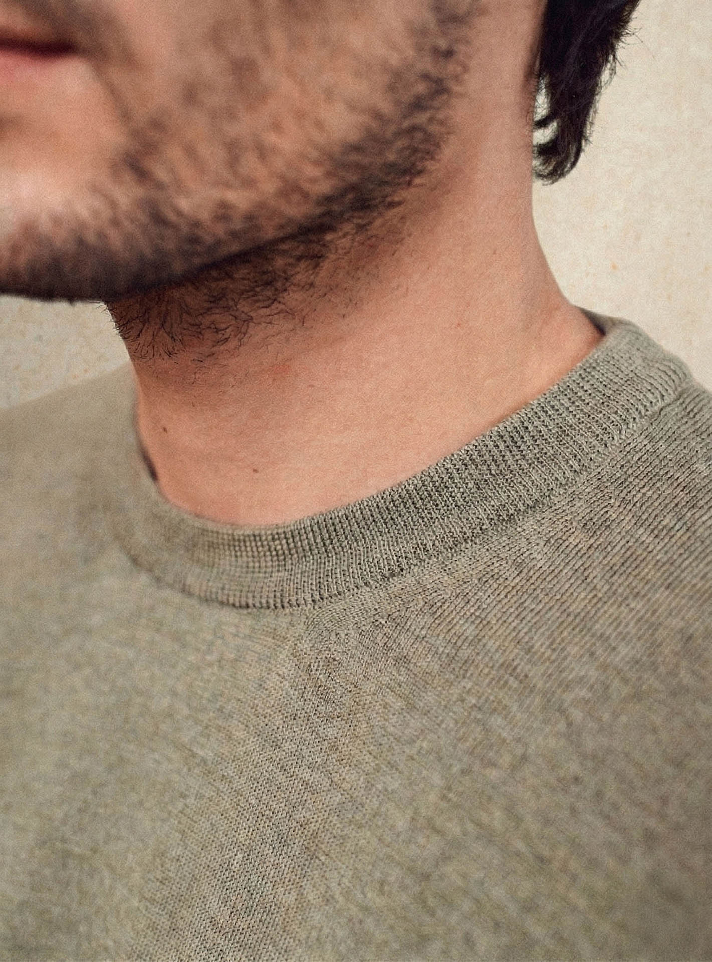 Pull Noliti Khaki –  Pull 100% laine mérinos kaki avec maille fine et col rond – gros plan