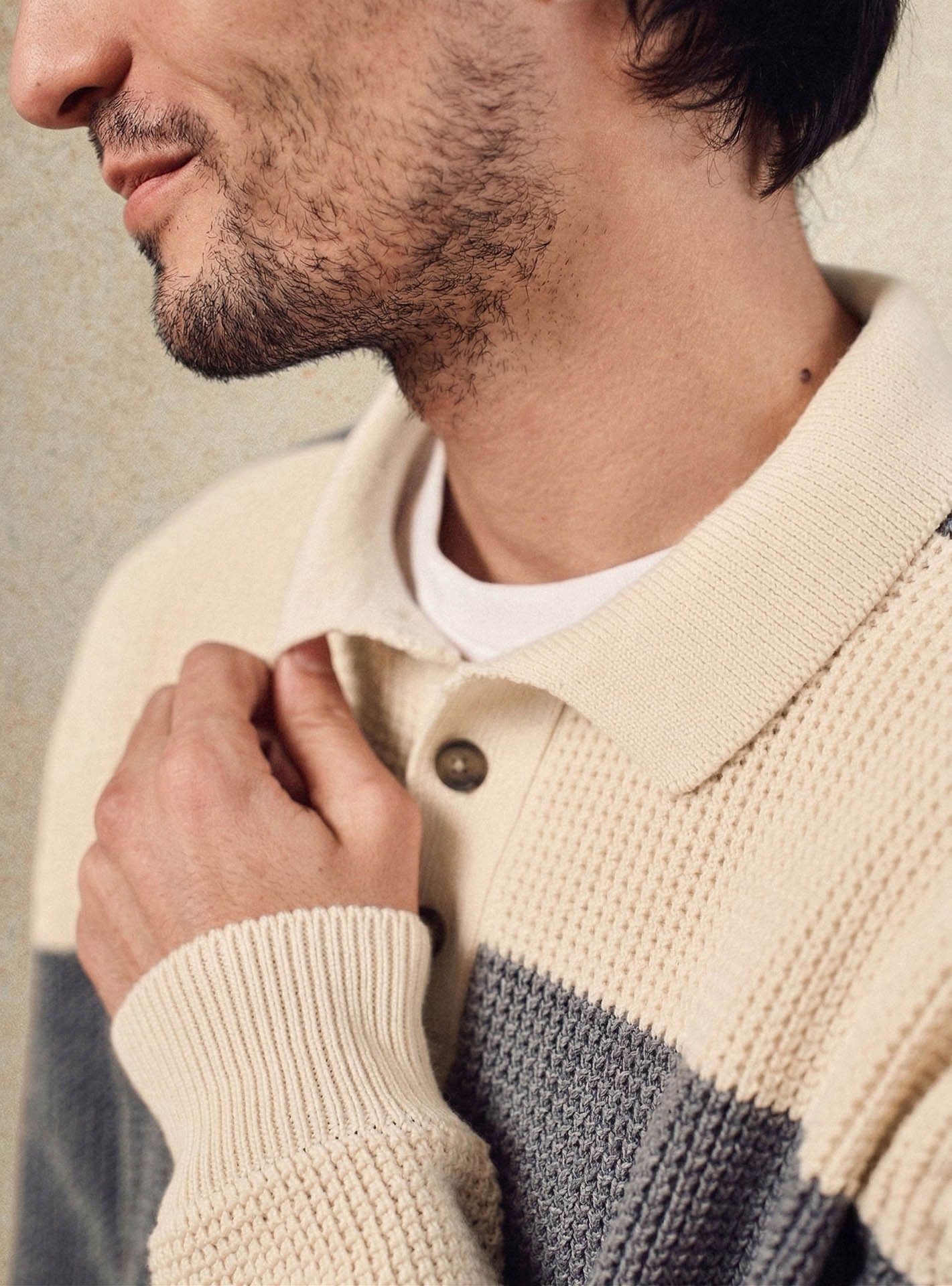 Pull Grant Grey/Ecru – Pull 70% coton 30% laine gris et écru avec col polo  et rayures – gros plan