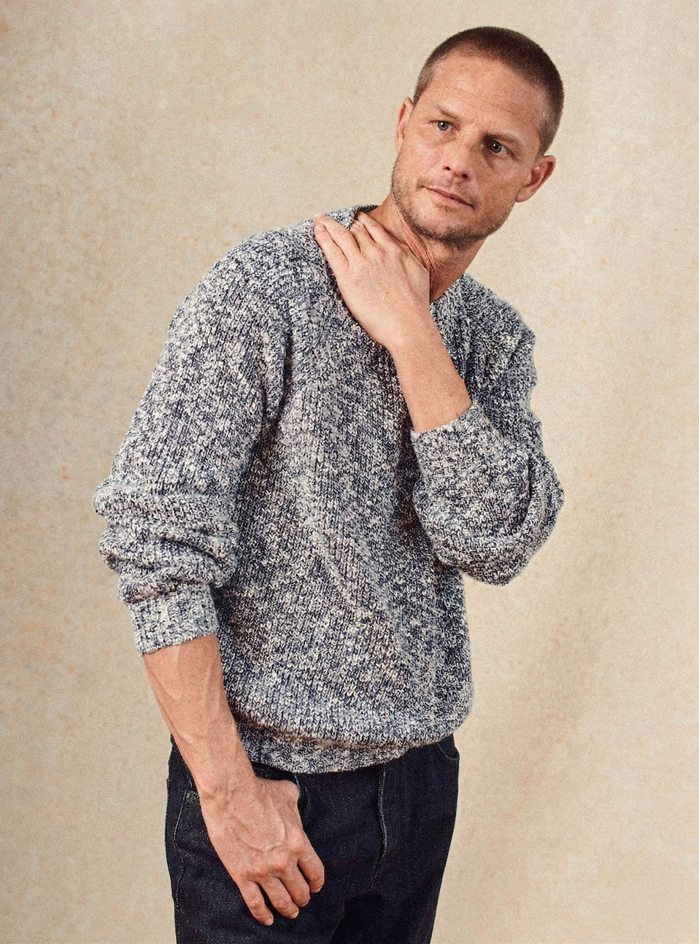 Pull Grant Navy/Ecru – Pull 70% coton 30% laine bleu marine et écru avec coupe ample et effet chiné – plan taille