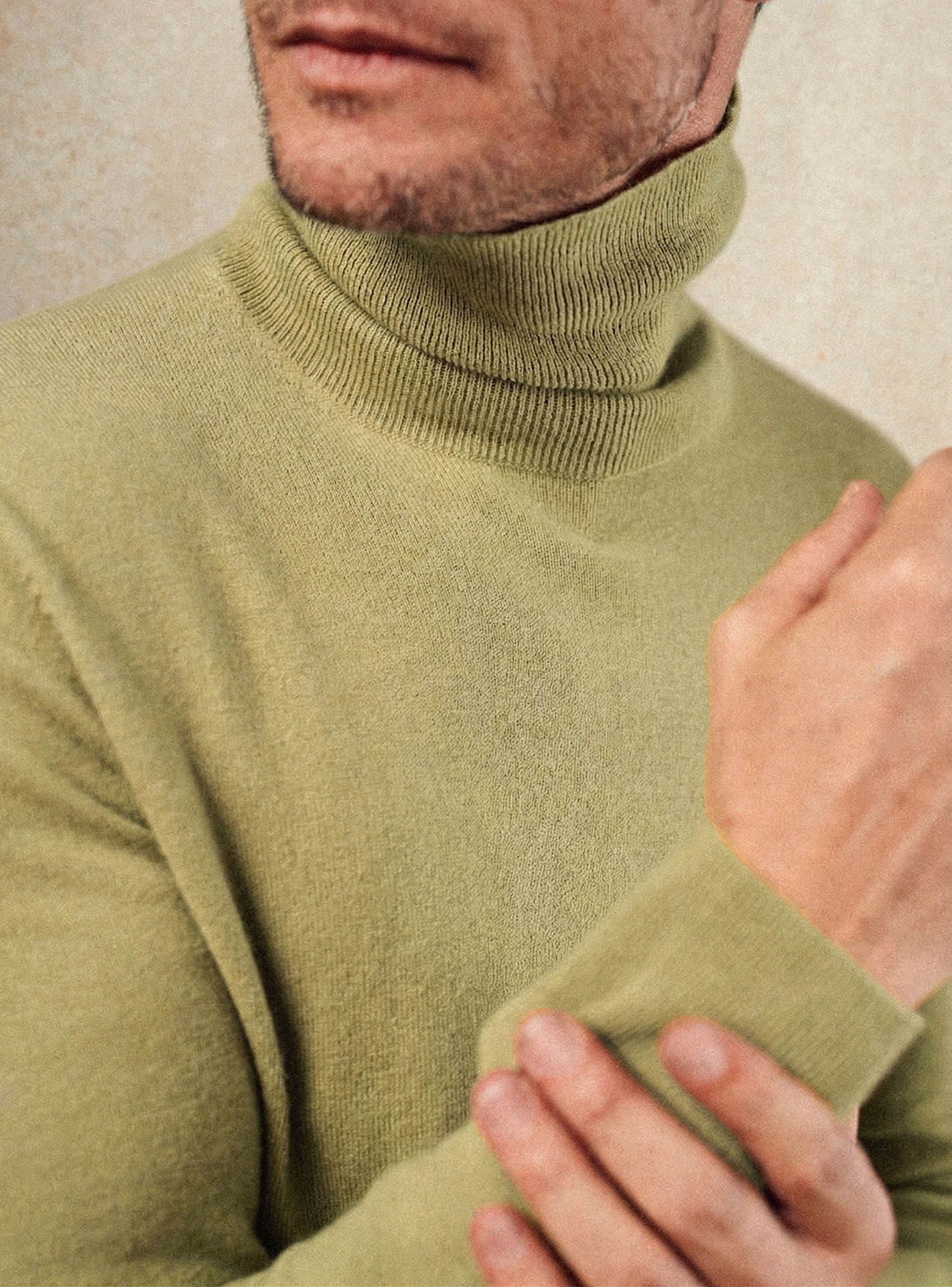 Pull Boris Lime –  Pull 70% laine mérinos 30% coton vert clair avec col roulé et maille fine - gros plan