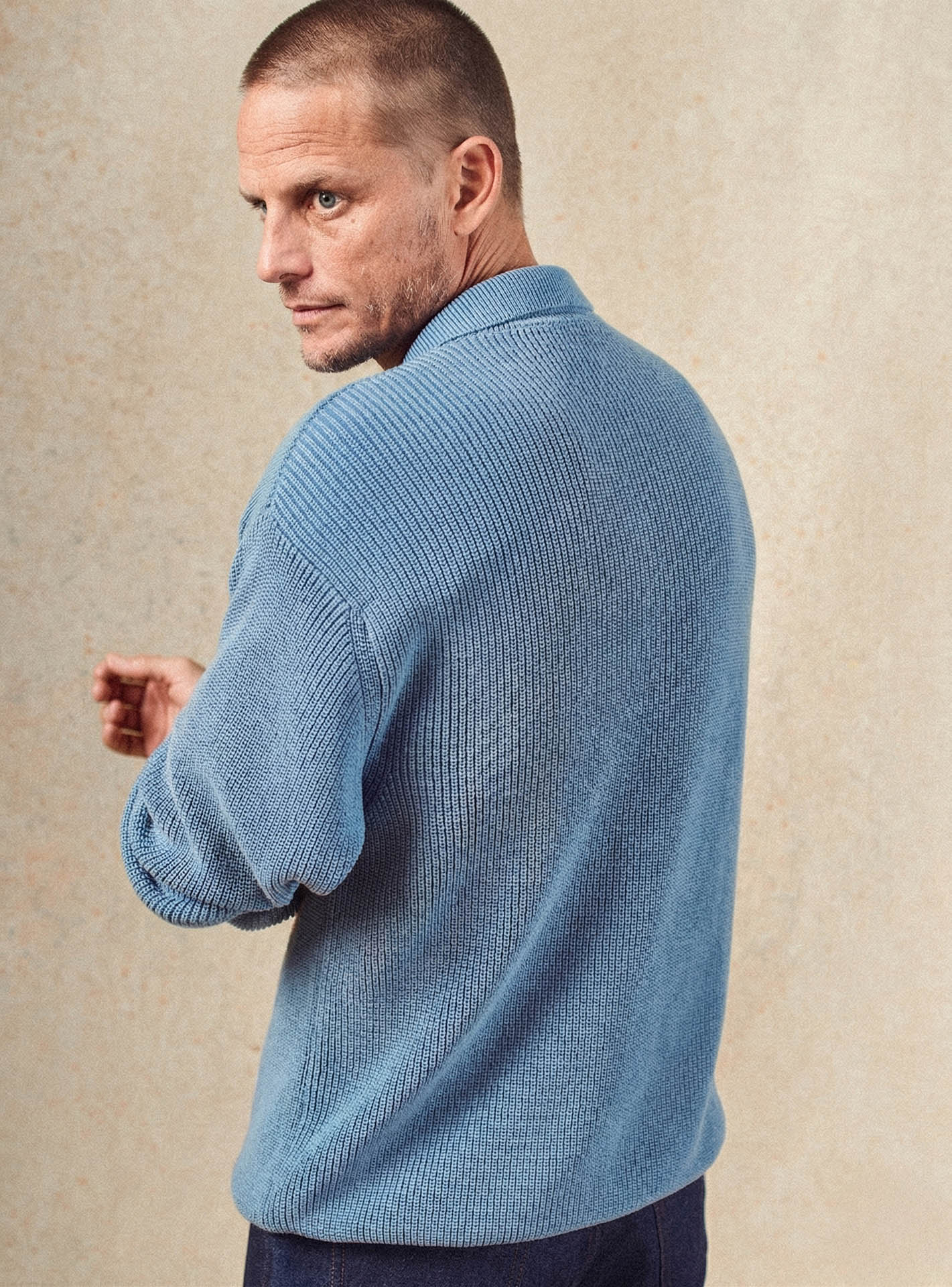 Pull Noro Océan - pull 100% coton bleu claire avec col zippé et détails de côtes anglaises - plan taille