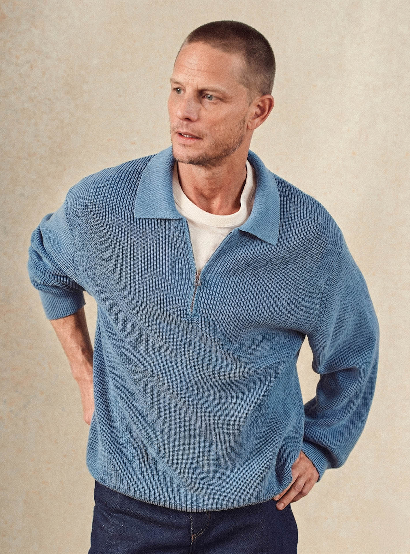 Pull Noro Océan - pull 100% coton bleu claire avec col zippé et détails de côtes anglaises - plan taille