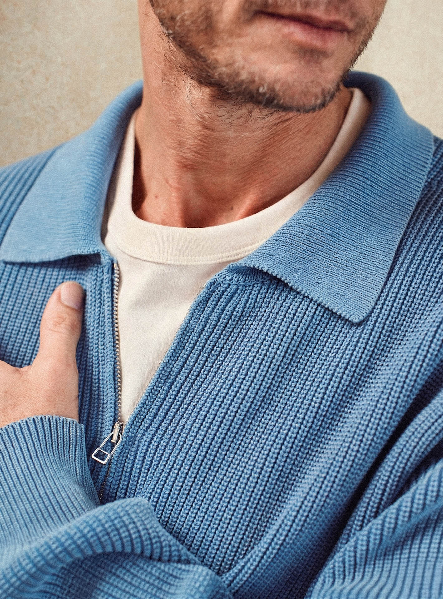 Pull Noro Océan - pull 100% coton bleu claire avec col zippé et détails de côtes anglaises - gros plan