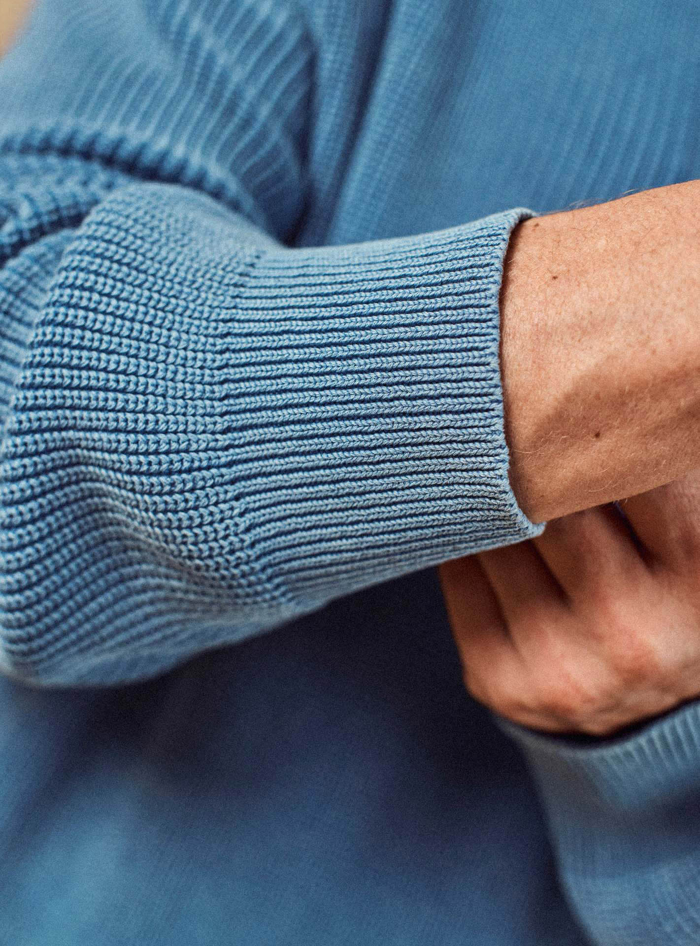 Pull Noro Océan - pull 100% coton bleu claire avec col zippé et détails de côtes anglaises - gros plan