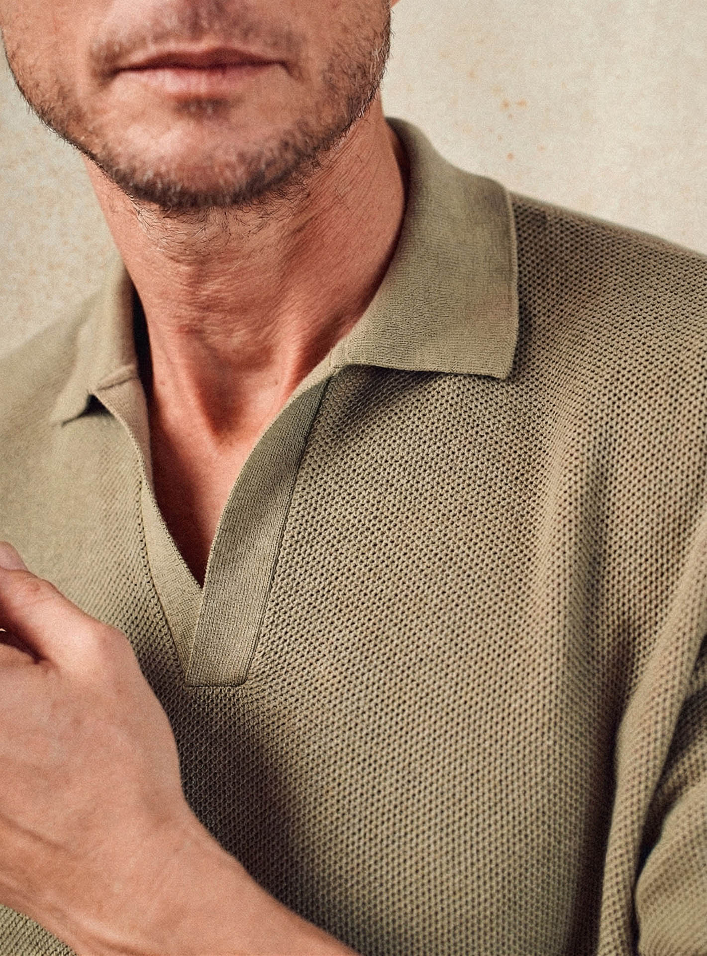 Pull Otto Lichen – Pull 100% coton vert clair avec col polo et maille fine - gros plan