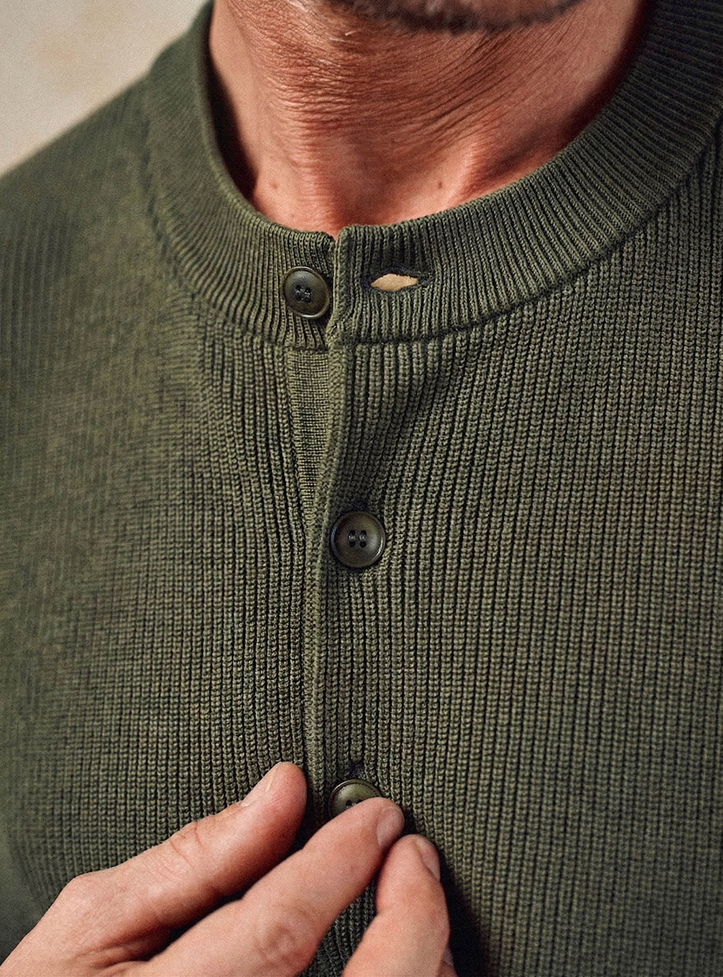 Pull Luka Avocat – Pull 100% coton vert foncé avec col boutons et maille fine - gros plan