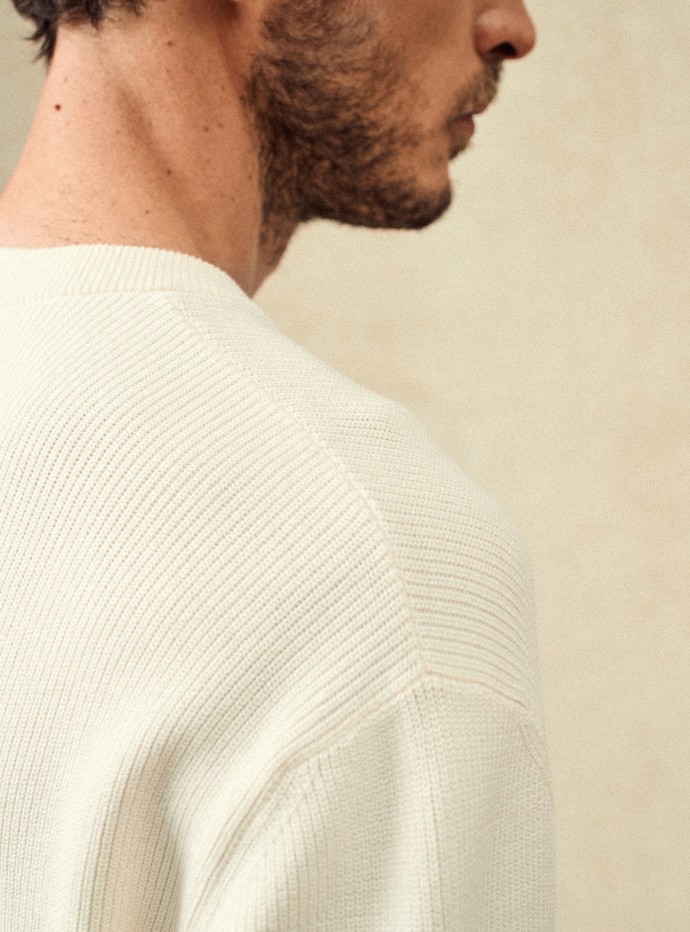 Pull Luka Ecru – Pull 100% coton écru avec col boutons et maille fine - gros plan