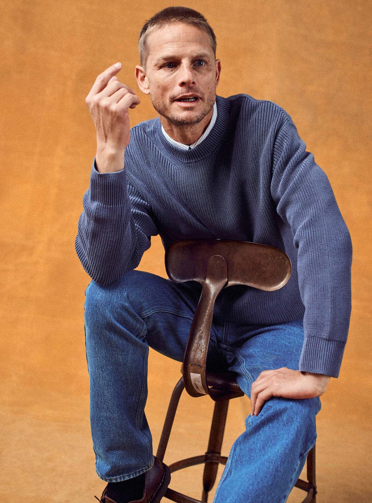 Pull Nino Navy - pull 100% coton bleu marine ample avec col rond et côtes anglaises - plan en pied