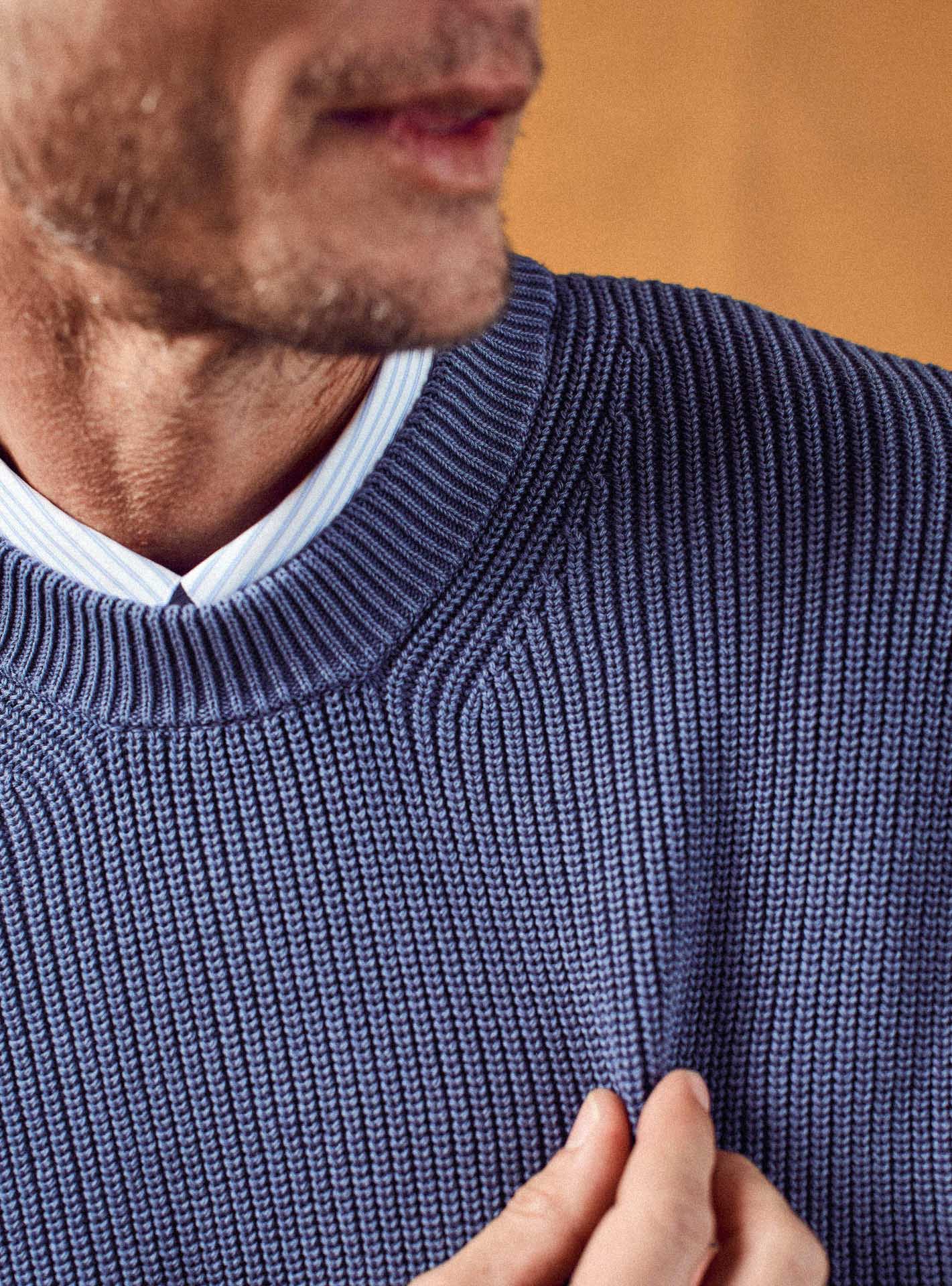 Pull Nino Navy - pull 100% coton bleu marine ample avec col rond et côtes anglaises - gros plan