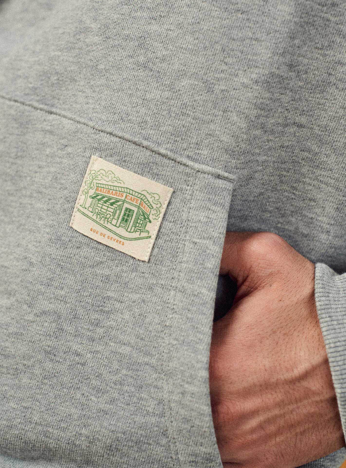 Sweat Hood Gris/Hills –  Sweat 100% coton organique gris chiné avec capuche et poche kangourou –gros plan