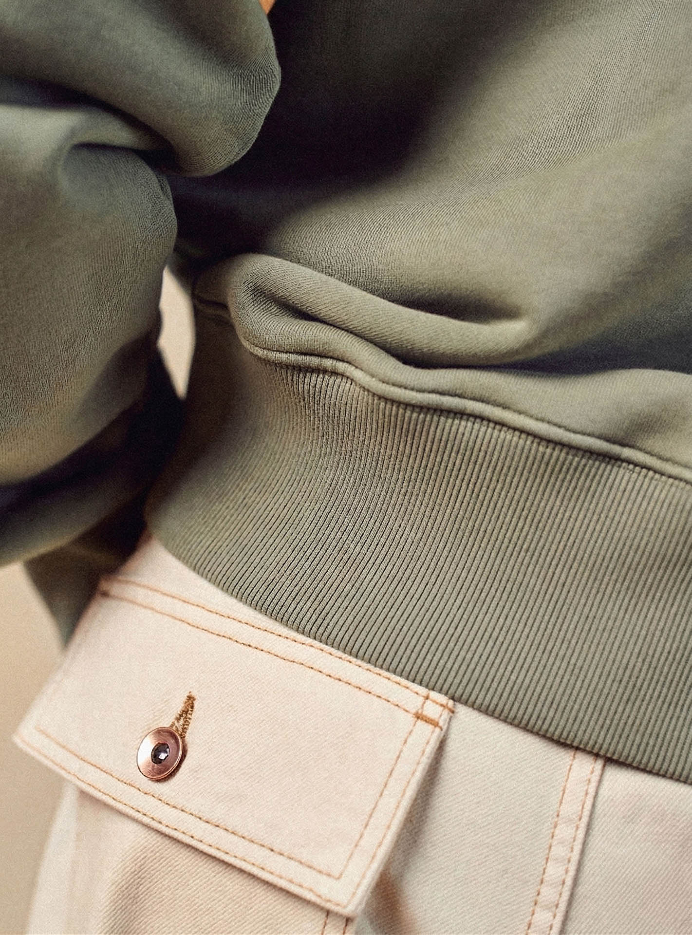 Sweat Eden Lichen – Sweat 100% coton organique vert clair avec col rond et effet vintage - gros plan