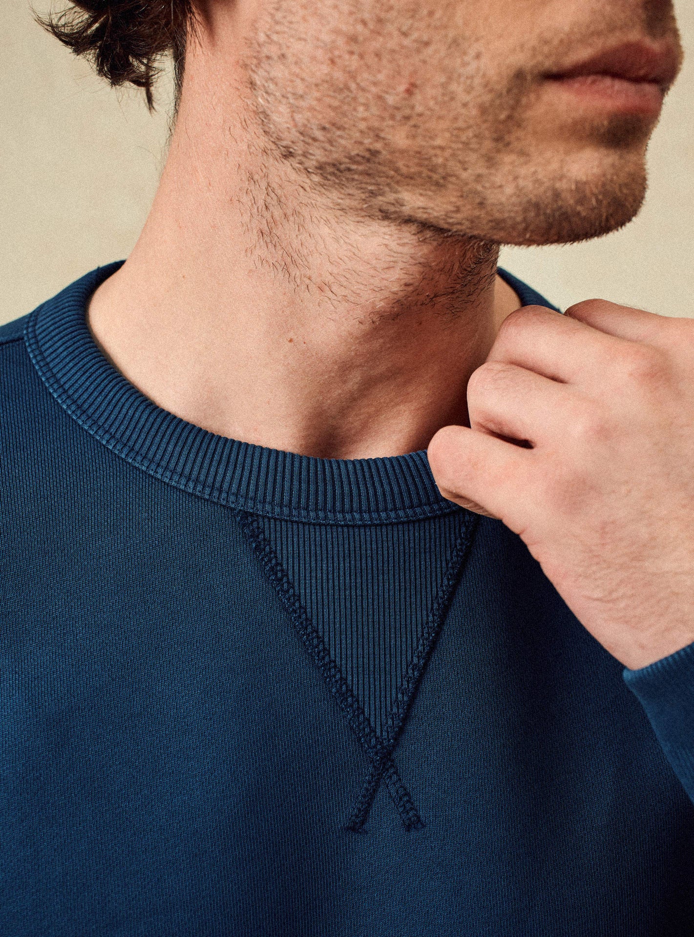 Sweat Eden Océan – Sweat 100% coton organique bleu avec col rond et col rond - gros plan