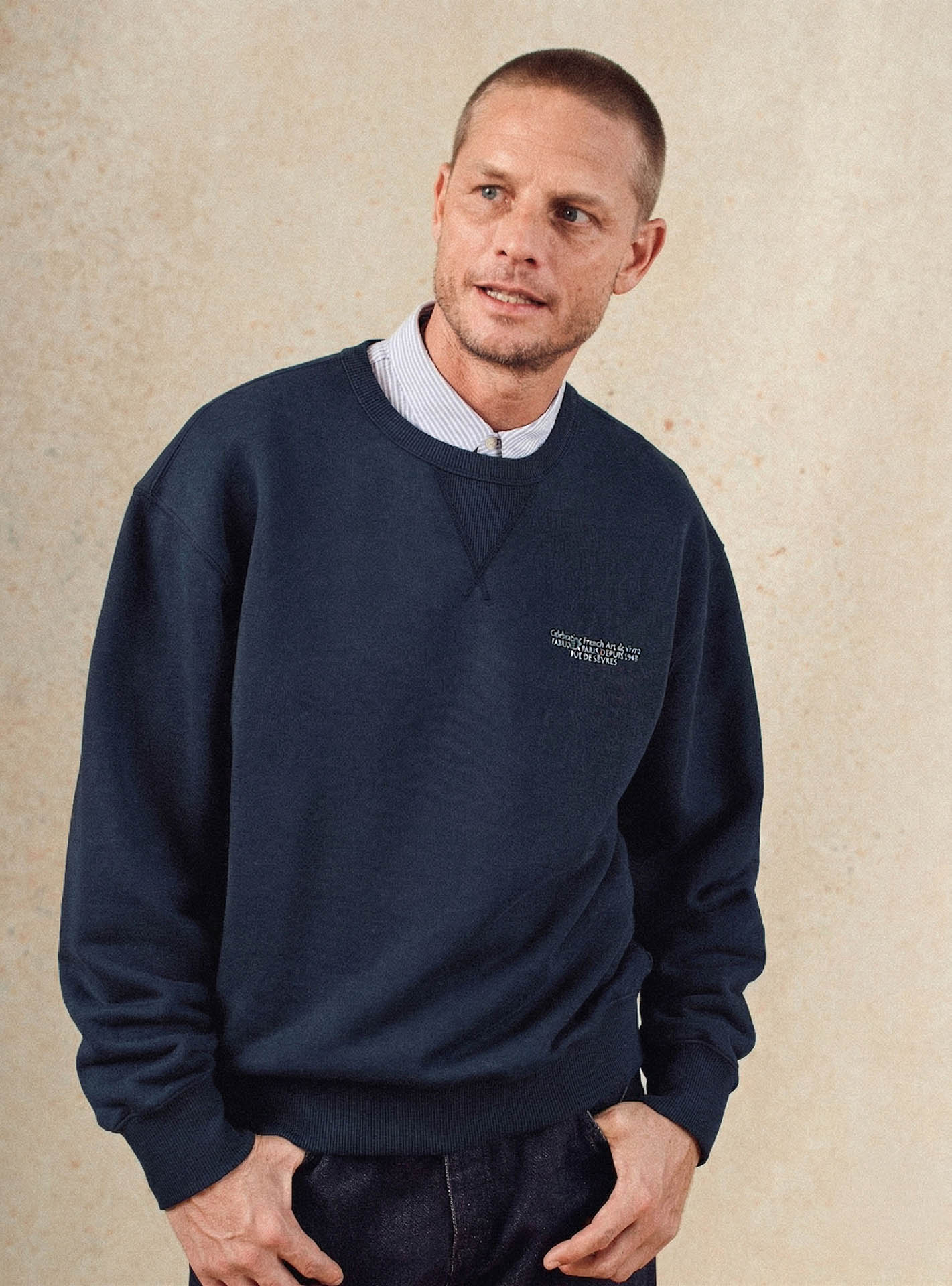 Sweat Jean Navy –  Sweat 100% coton bleu marine avec col rond et coupe ample – plan taille 