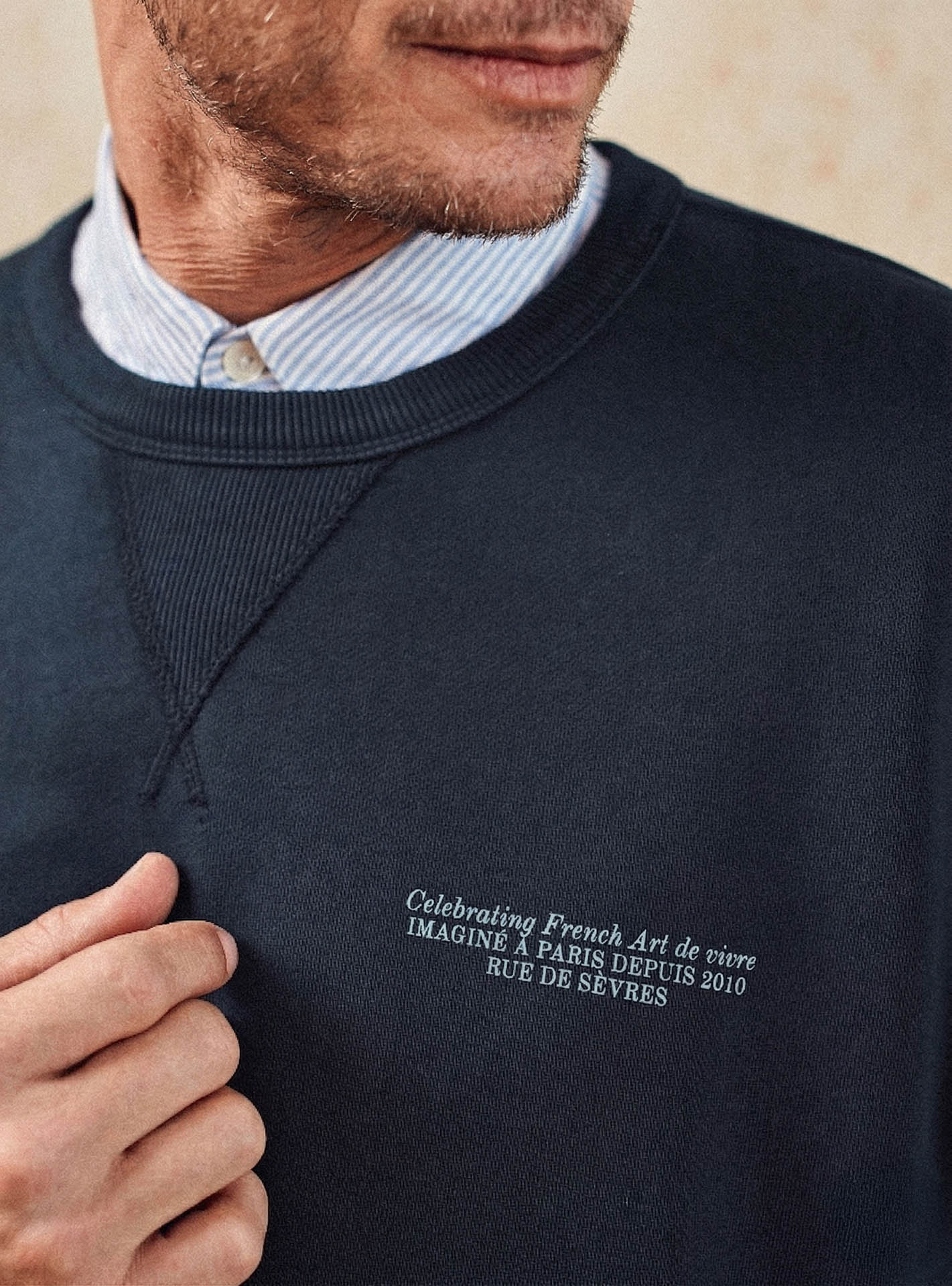 Sweat Jean Navy –  Sweat 100% coton bleu marine avec col rond et coupe ample – gros plan