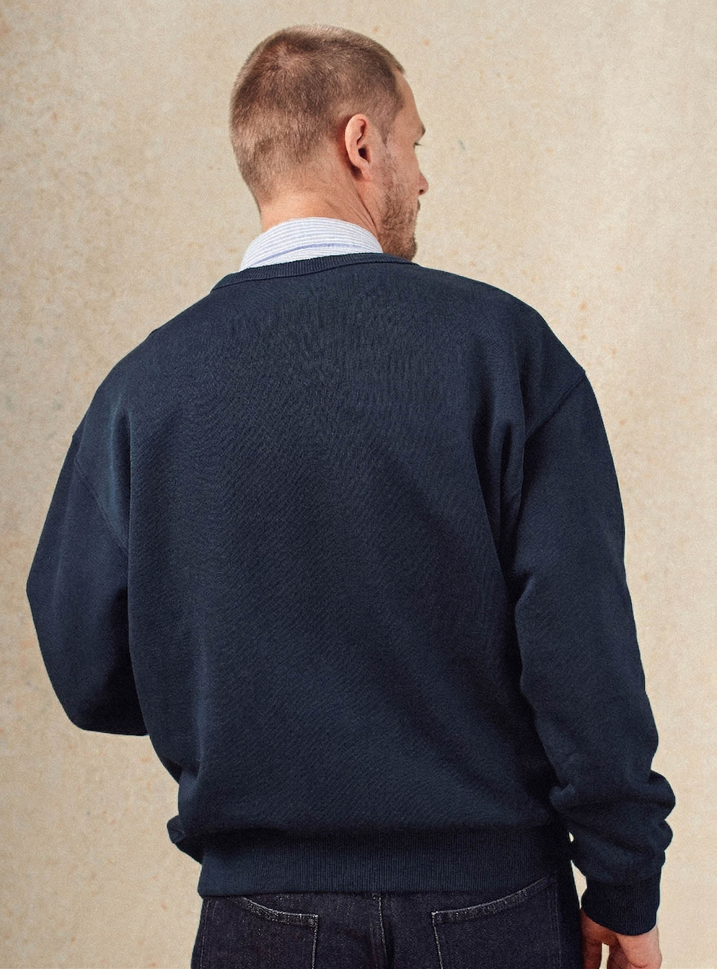 Sweat Jean Navy –  Sweat 100% coton bleu marine avec col rond et coupe ample – plan taille 