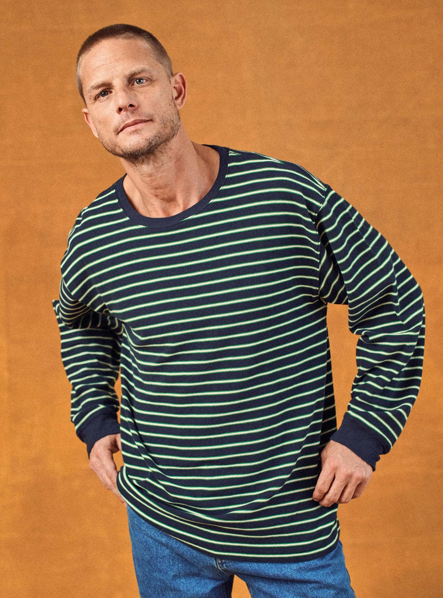 T-shirt Jacob Navy/Hills –  T-shirt 100% coton bleu marine, vert et blanc avec col rond, manches longues et coupe ample – plan taille