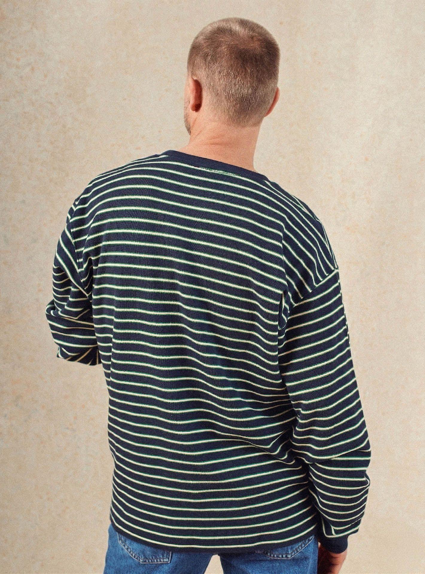 T-shirt Jacob Navy/Hills –  T-shirt 100% coton bleu marine, vert et blanc avec col rond, manches longues et coupe ample – plan taille