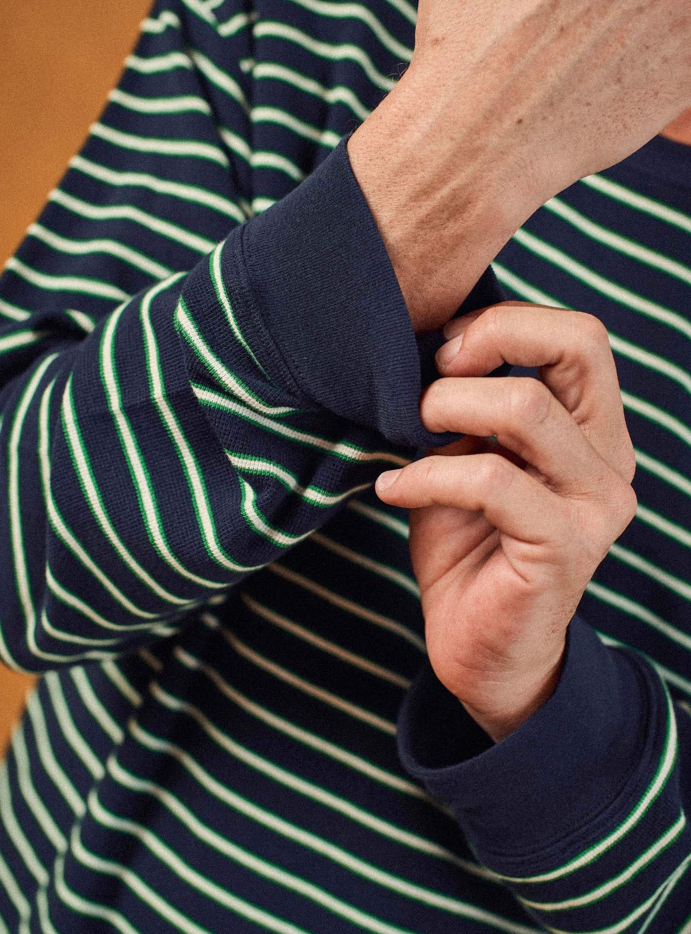 T-shirt Jacob Navy/Hills –  T-shirt 100% coton bleu marine, vert et blanc avec col rond, manches longues et coupe ample – gros plan