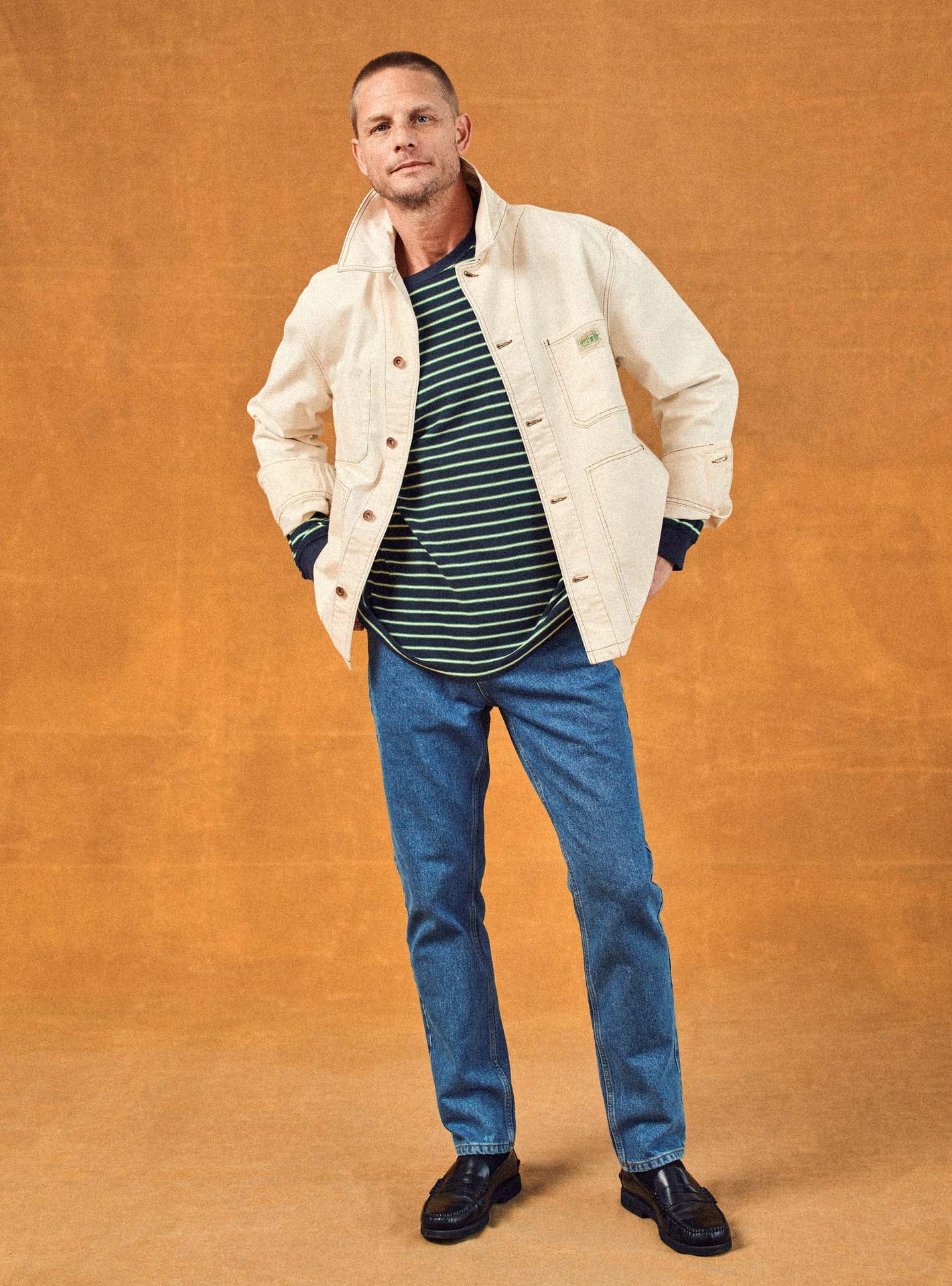 T-shirt Jacob Navy/Hills –  T-shirt 100% coton bleu marine, vert et blanc avec col rond, manches longues et coupe ample – plan en pied