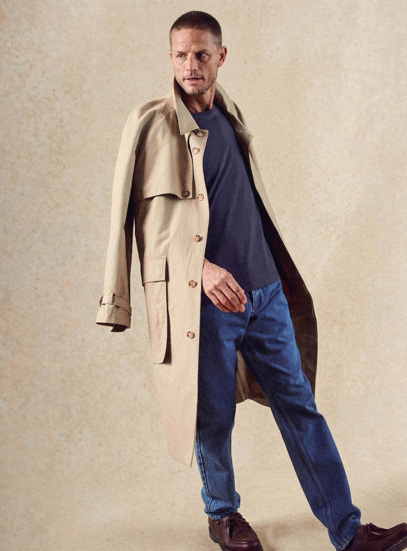 T-shirt Orson Navy – T-shirt 100% coton bleu marine avec col rond et coupe ample – plan pied