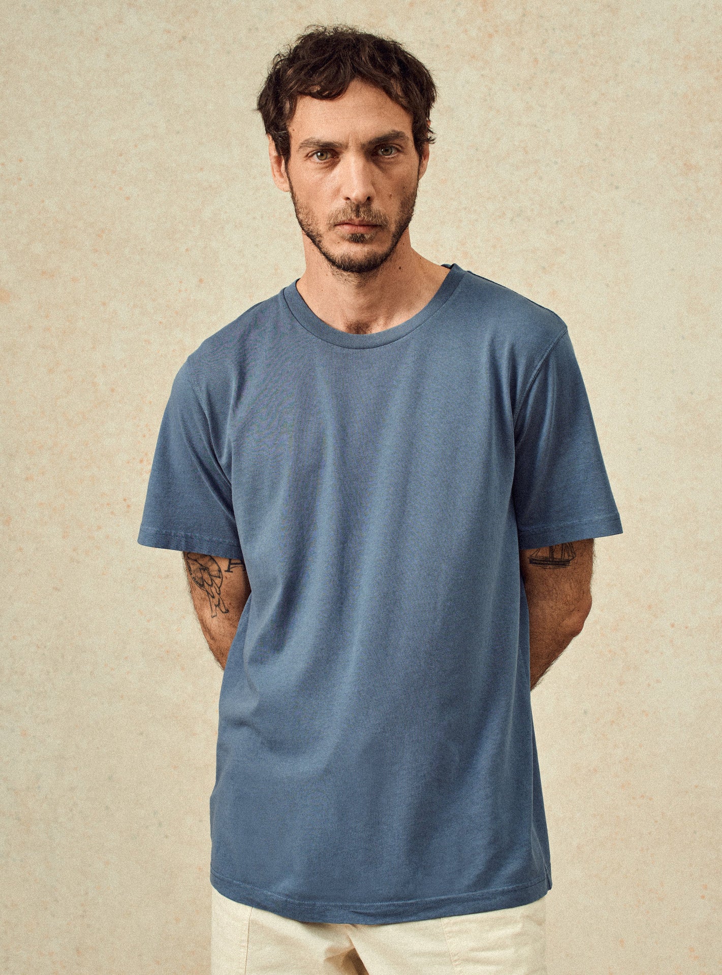 T-shirt Tim Océan – T-shirt 100% coton organique bleu avec col rond et coupe droite – plan taille 