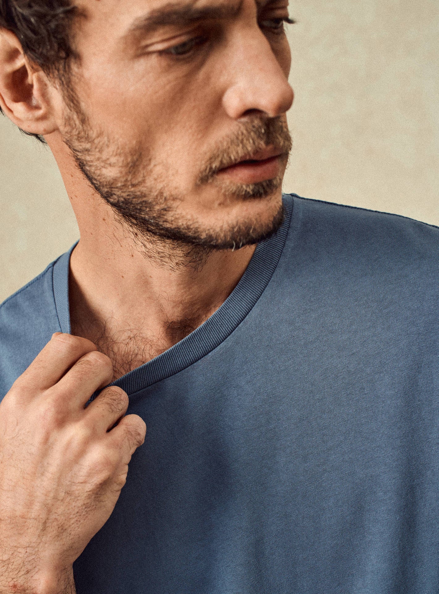 T-shirt Tim Océan – T-shirt 100% coton organique bleu avec col rond et coupe droite – gros plan