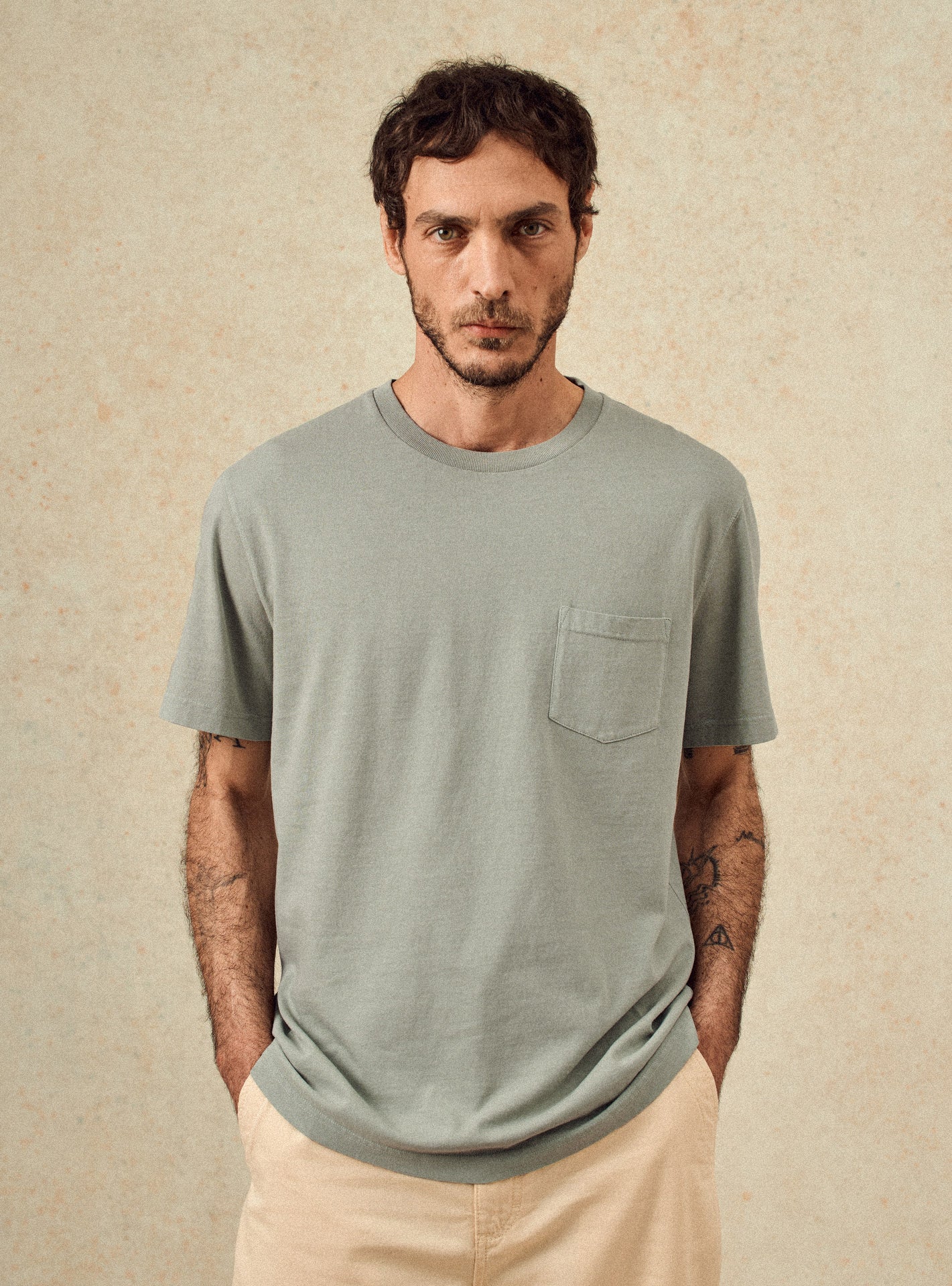 T-shirt Mitch Asperge –  T-shirt 100% coton organique vert clair avec coupe droite et une poche poitrine – plan taille