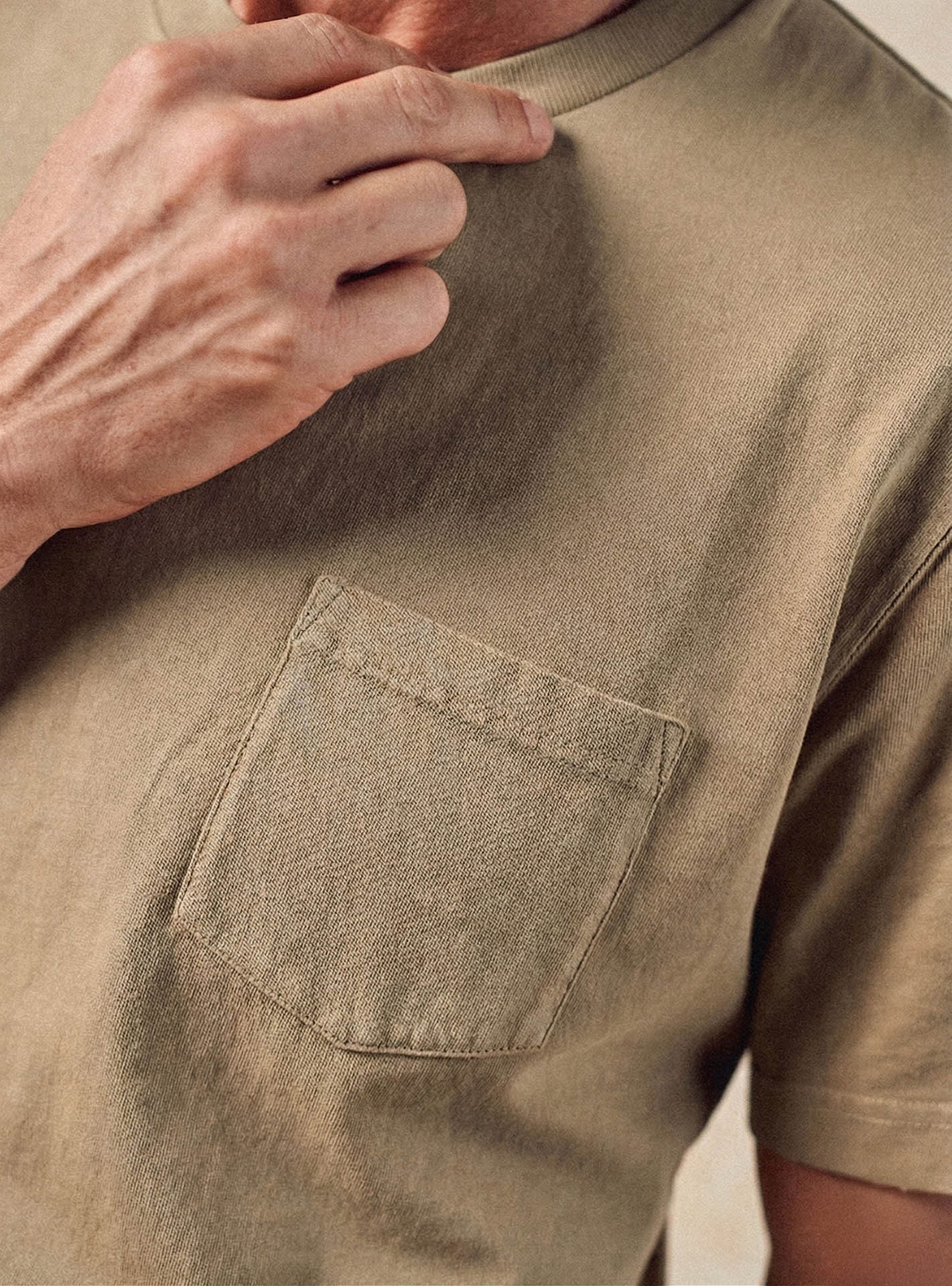 T-shirt Mitch Osier –  T-shirt 100% coton organique beige avec col rond et coupe droite - gros plan