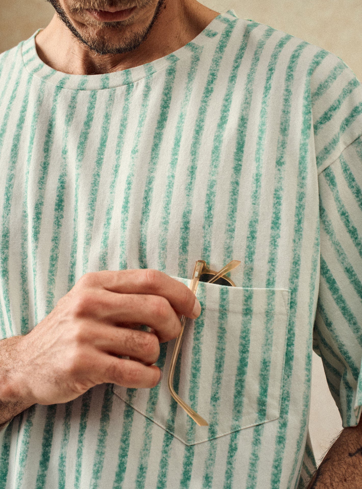 T-shirt Alder Emeraude –  T-shirt 100% coton rayé vert avec col rond et coupe ample – gros plan