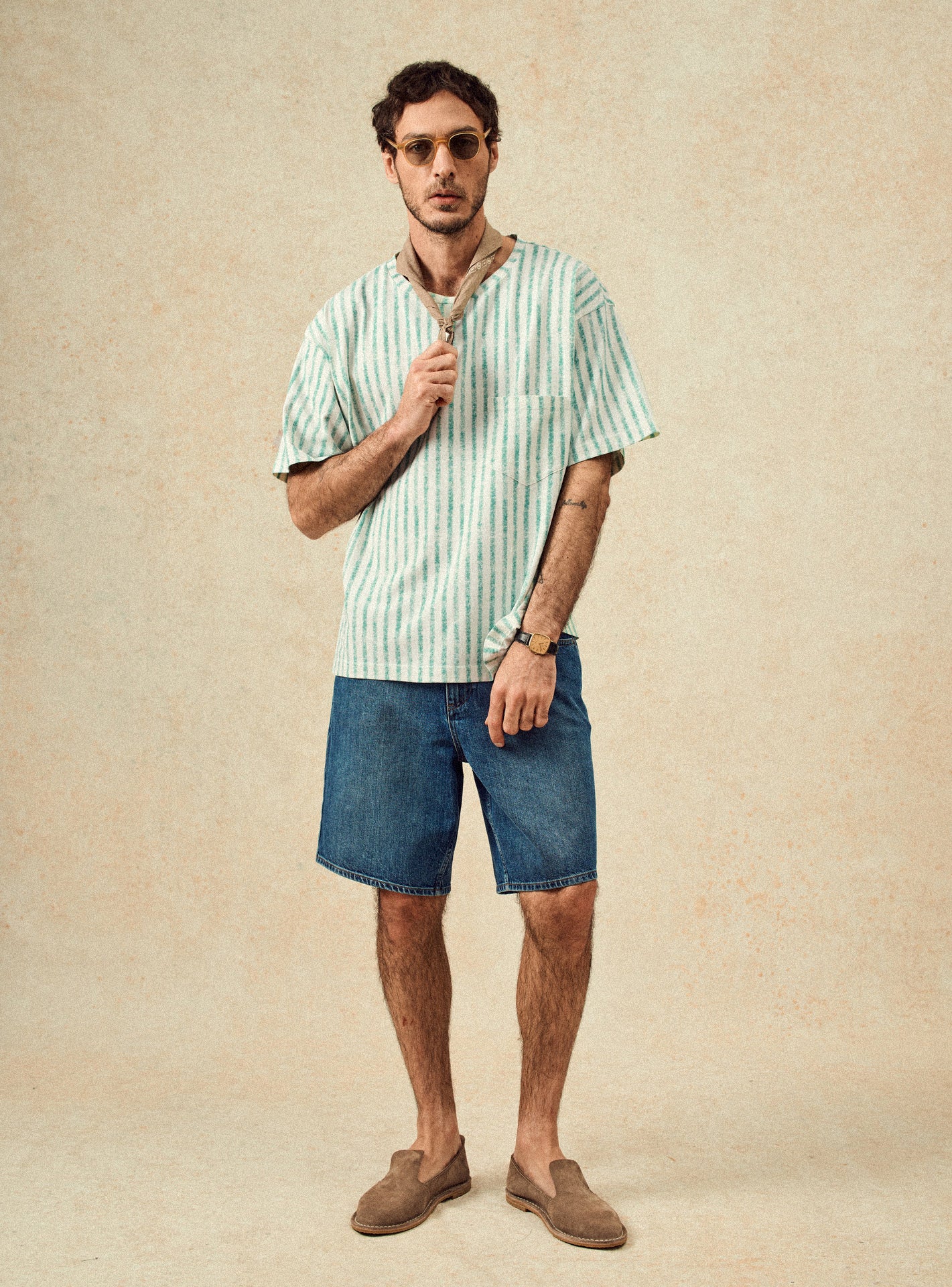 T-shirt Alder Emeraude –  T-shirt 100% coton rayé vert avec col rond et coupe ample – plan pied