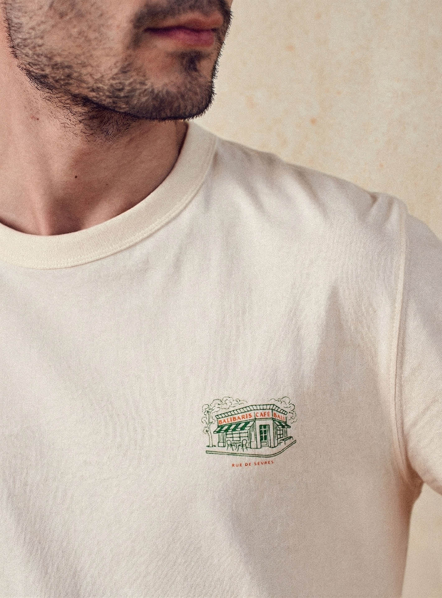 T-shirt Alfredo Ecru –  T-shirt 100% coton écru avec col rond  et coupe ample – gros plan