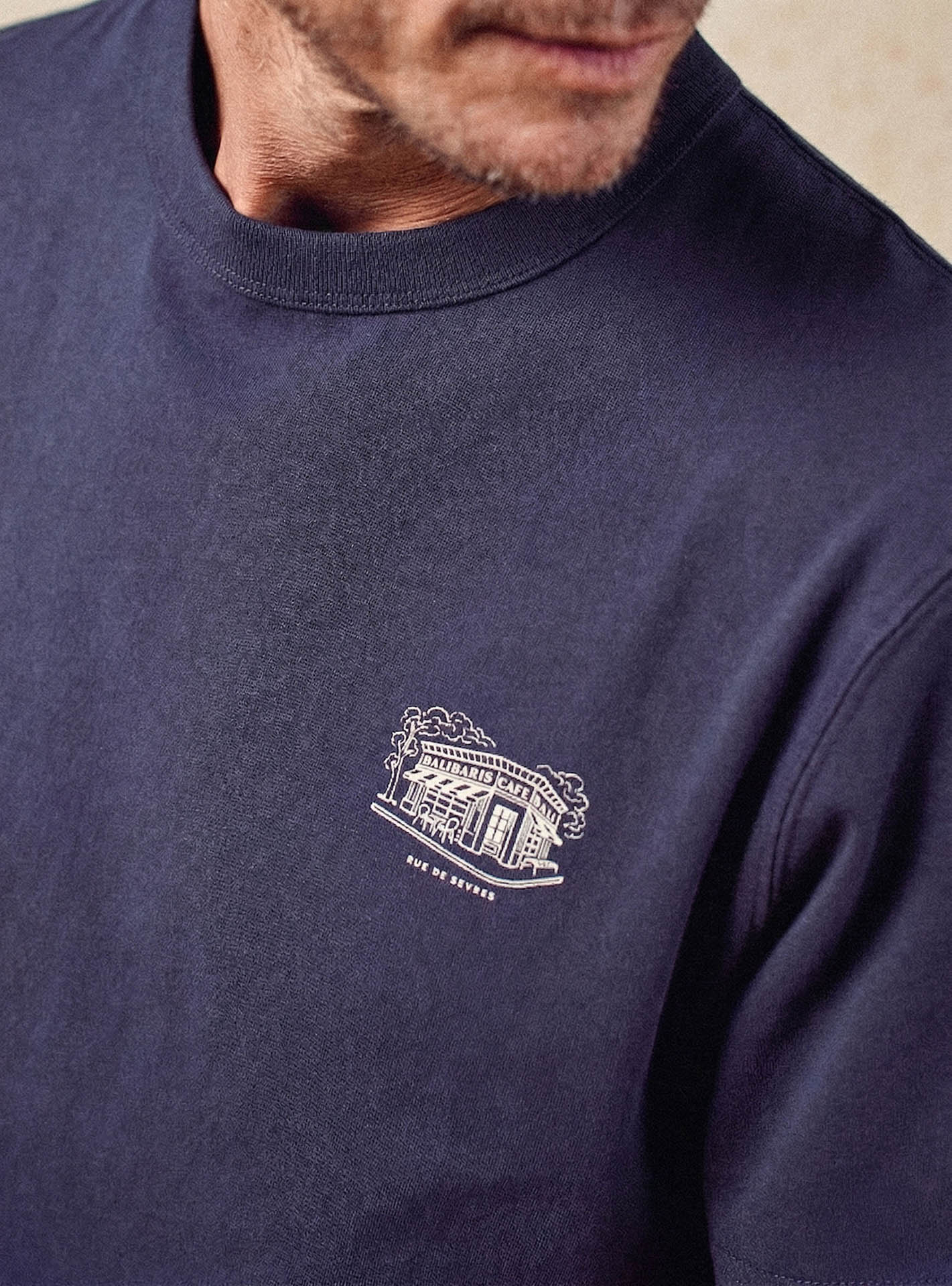 T-shirt Alfredo Navy –  T-shirt 100% coton bleu marine avec col rond  et coupe ample – gros plan
